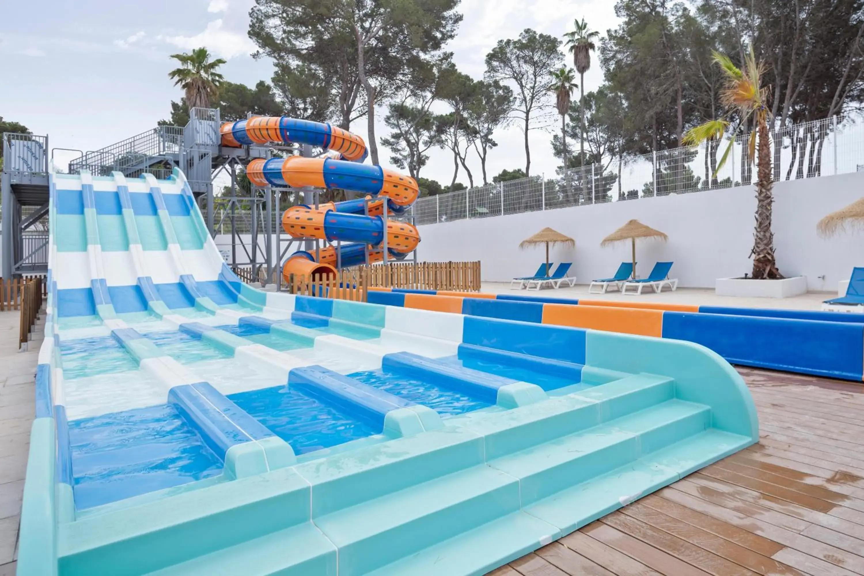 Swimming pool in Hotel Best Delta Swimming pool in Hotel Best Delta