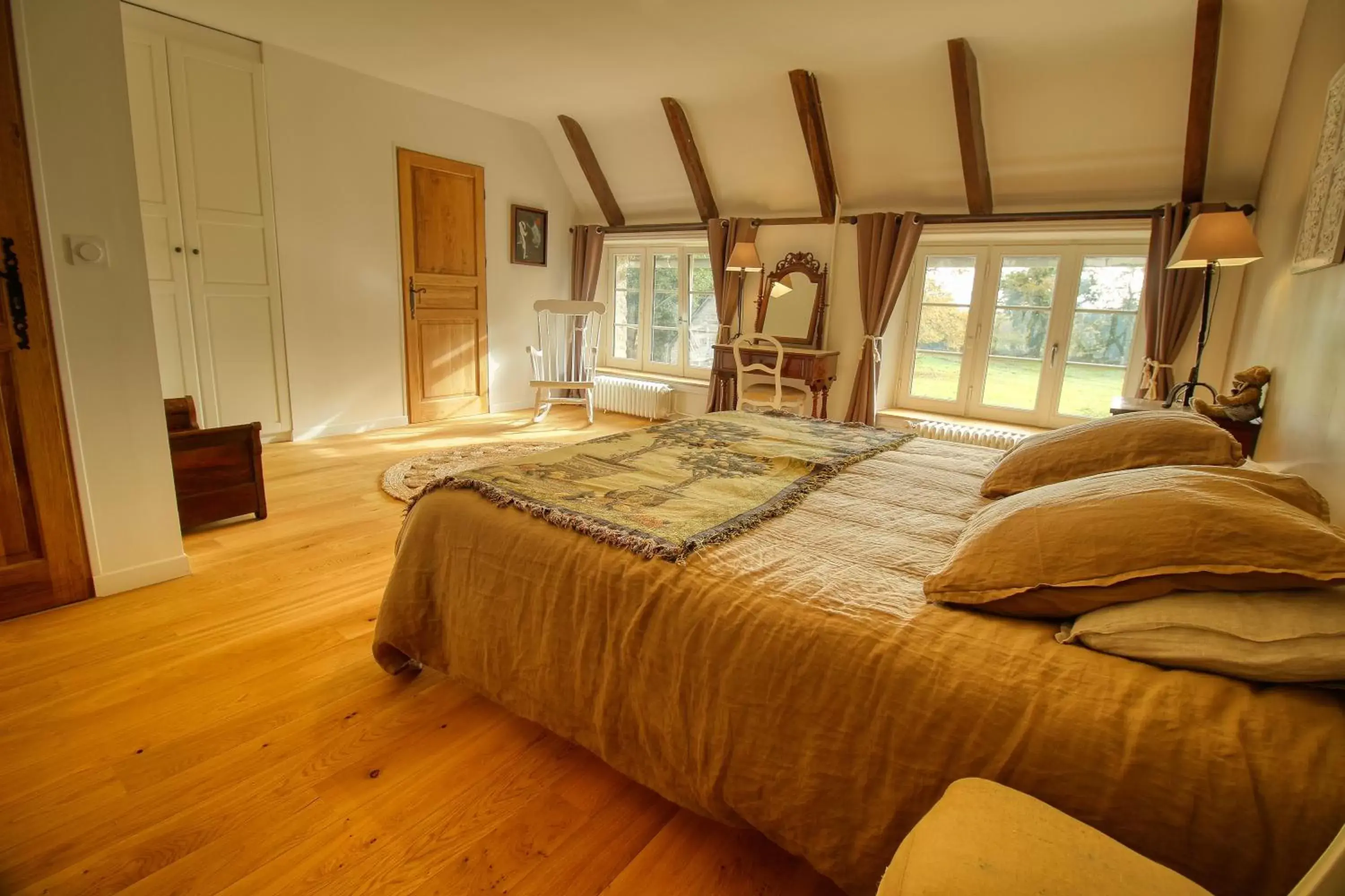 Large Double Room in KERBELEG, ferme-manoir du XVè siècle, chambres grand confort