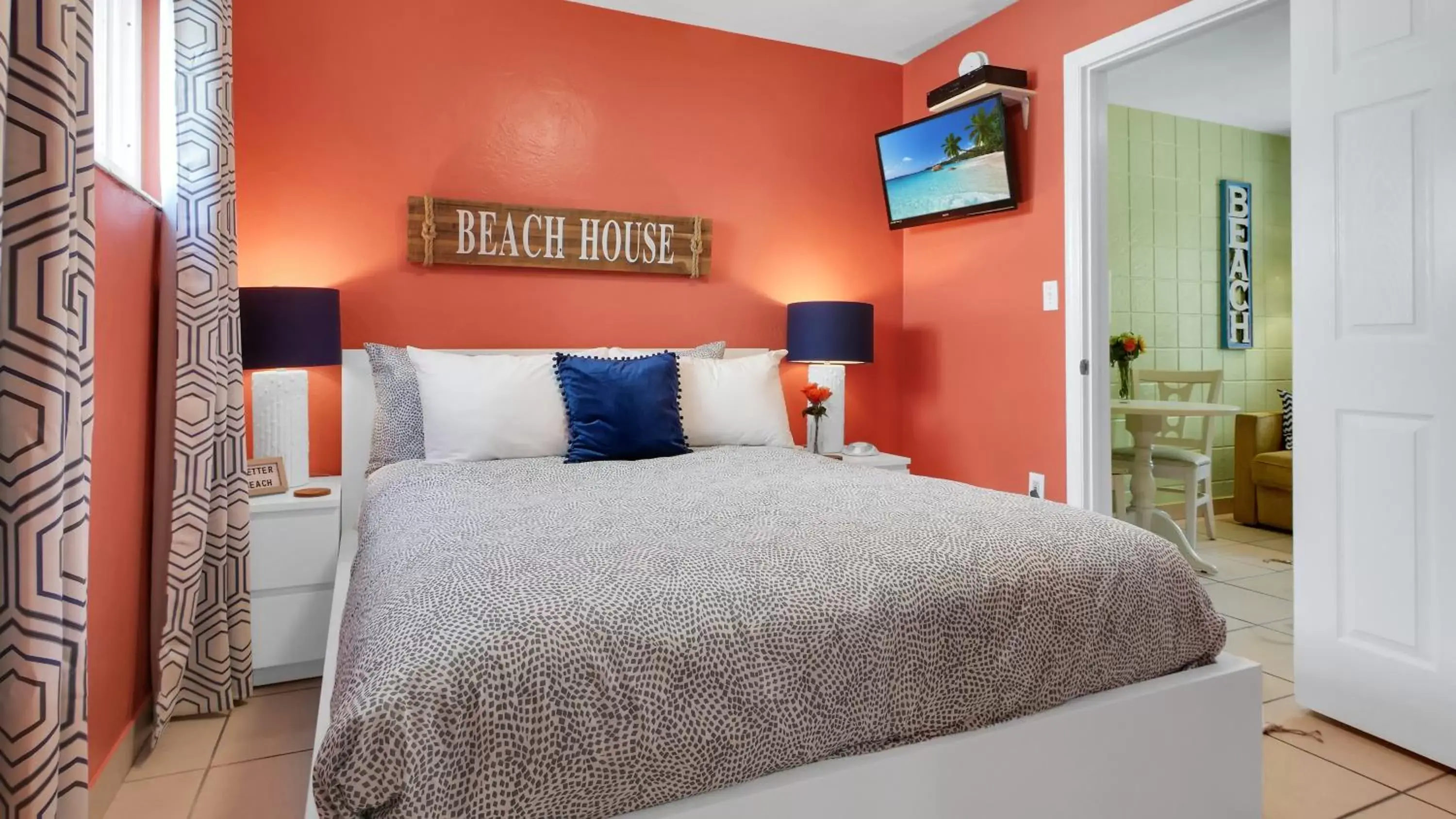 Bedroom, Bed in The Beach House - Treasure Island