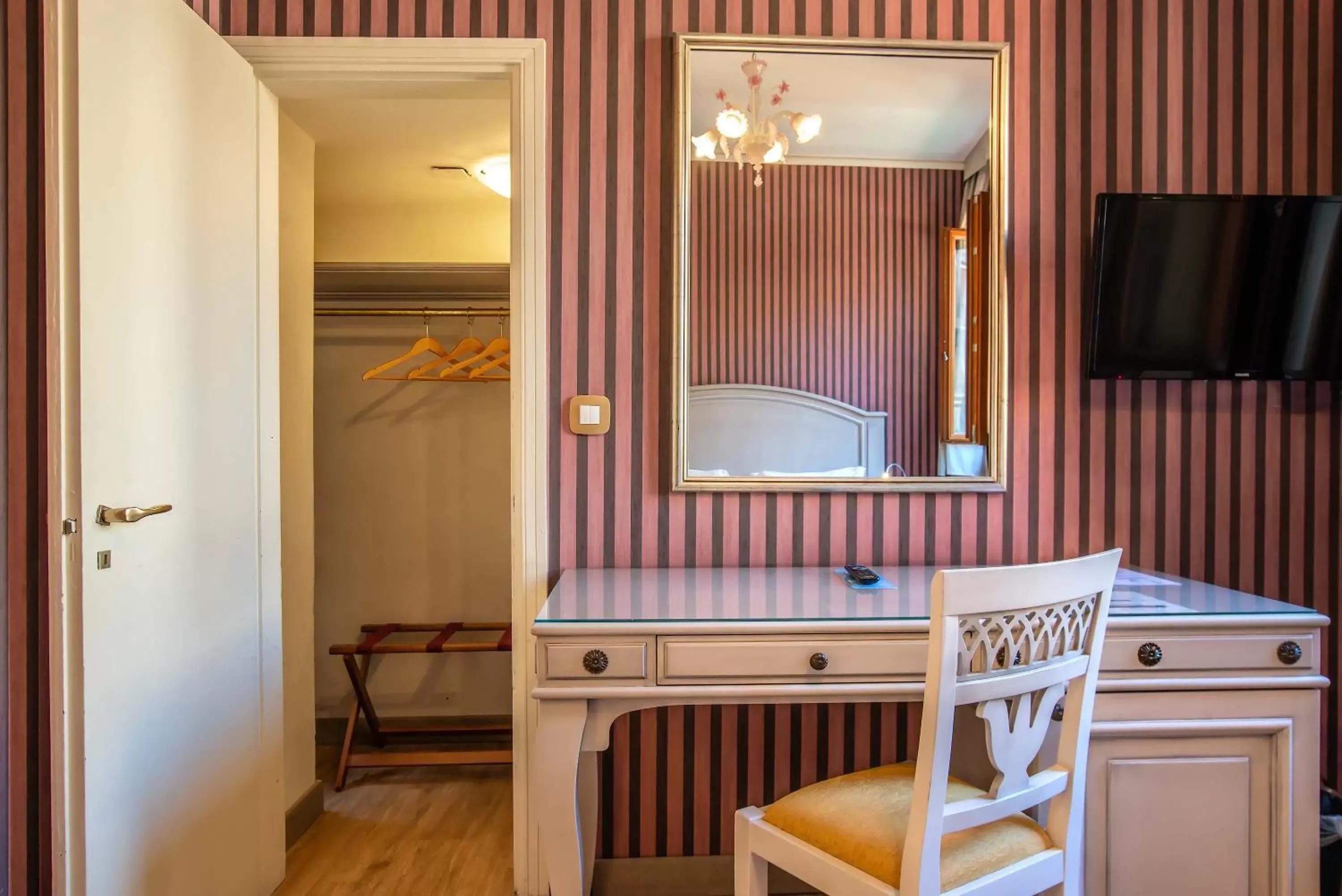 Bedroom, TV/Entertainment Center in Hotel La Fenice et Des Artistes