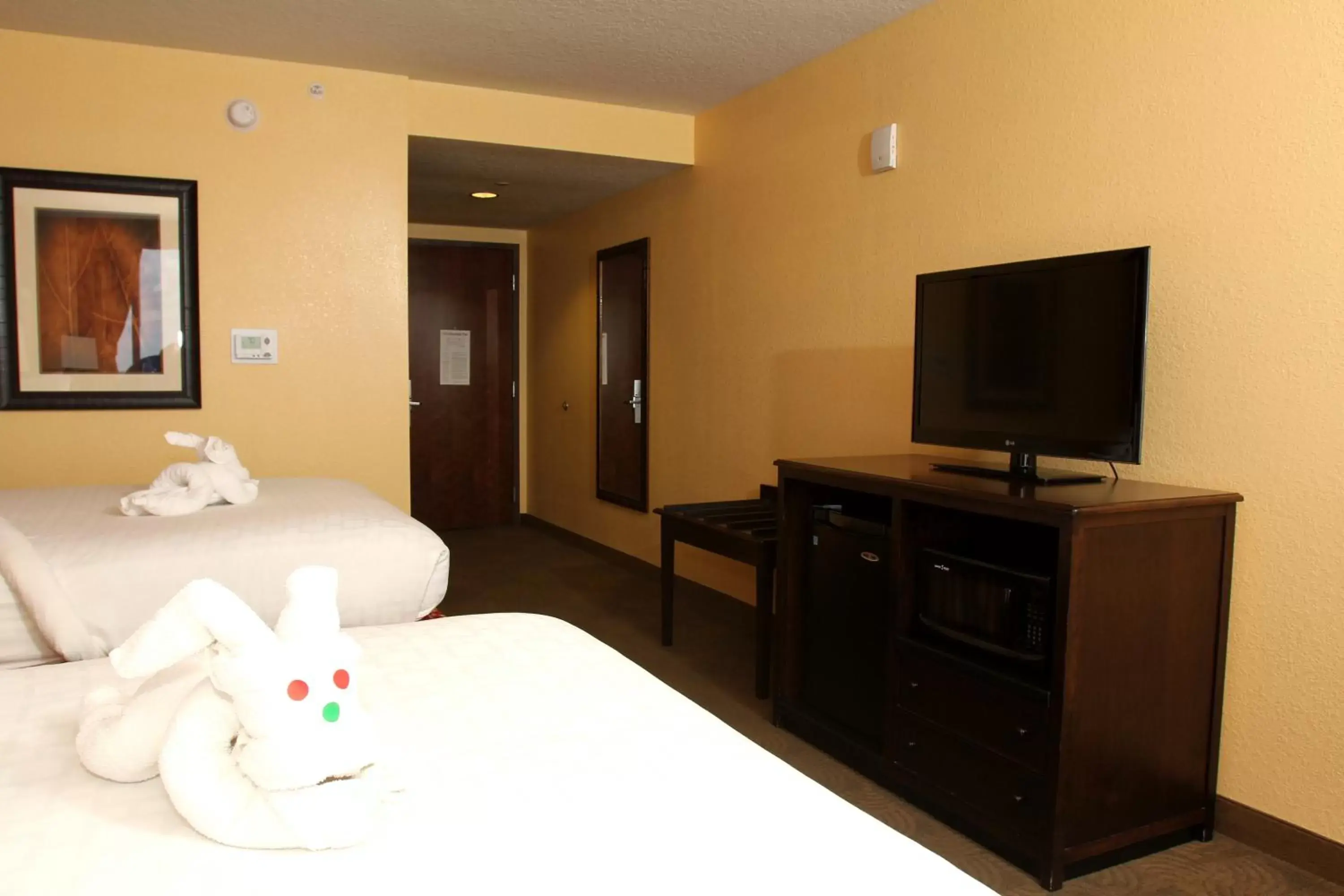 Bed, TV/Entertainment Center in Pier House 60 Clearwater Beach Marina Hotel