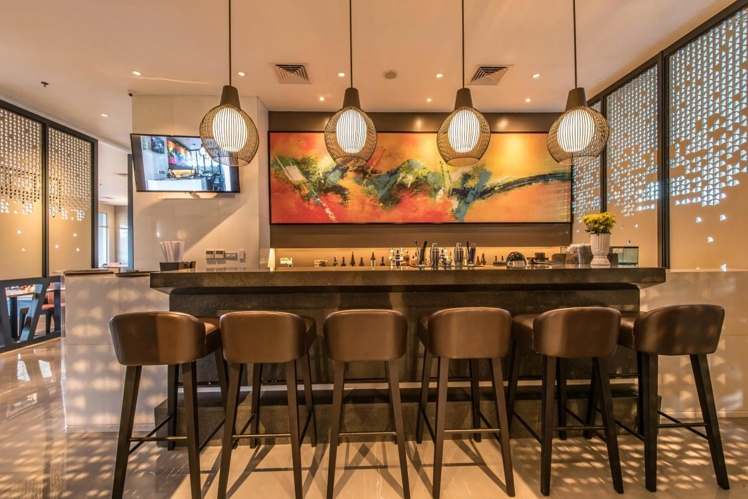 Communal lounge/ TV room in Enso Hotel