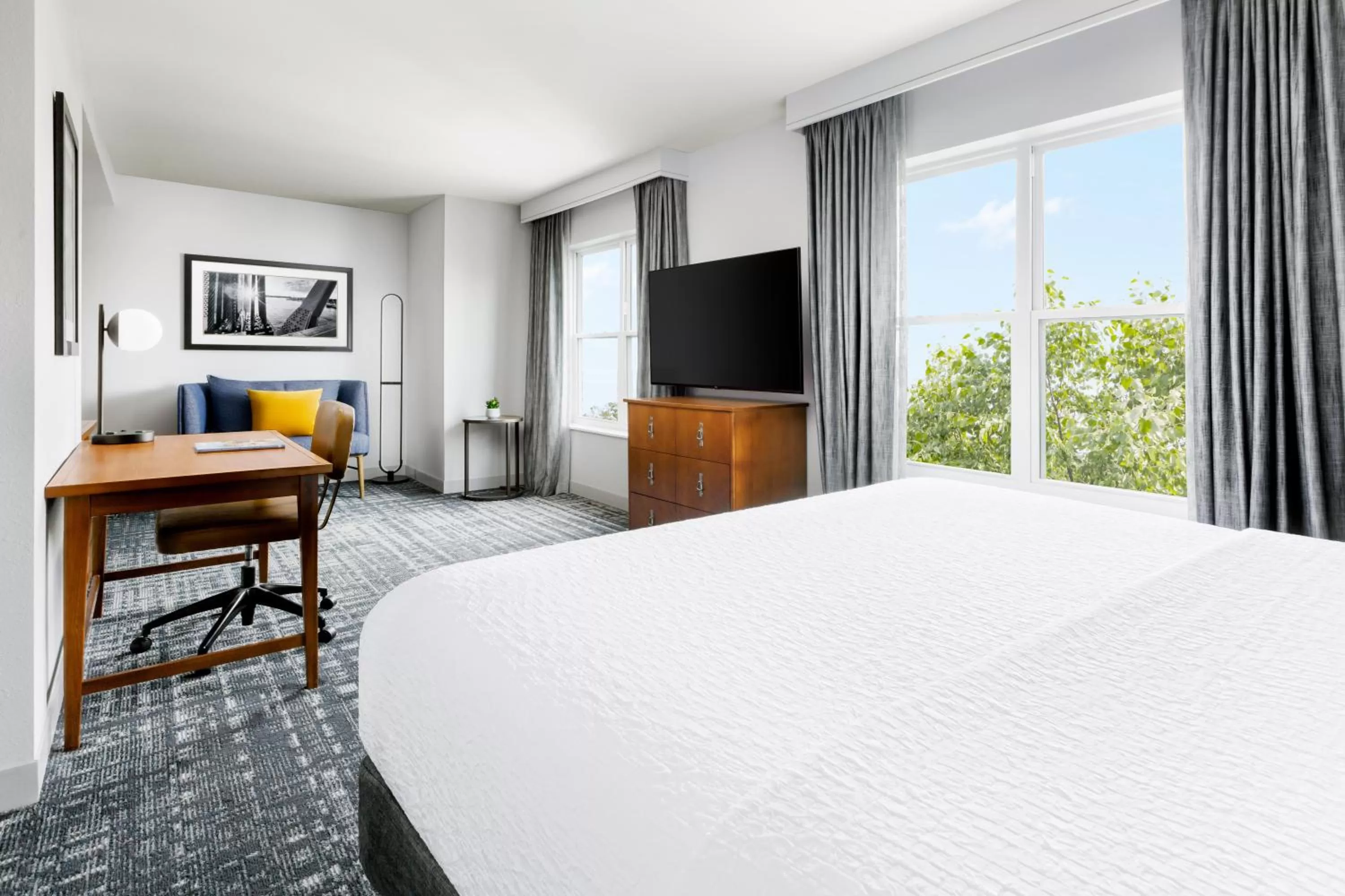 Living room, Bed in Homewood Suites by Hilton Portsmouth