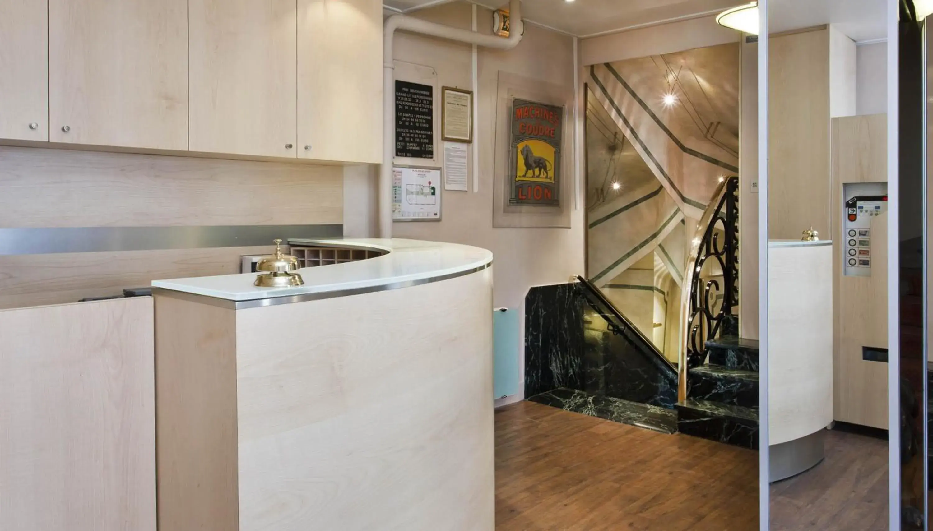 Lobby or reception, Kitchen/Kitchenette in Hotel Du Lion