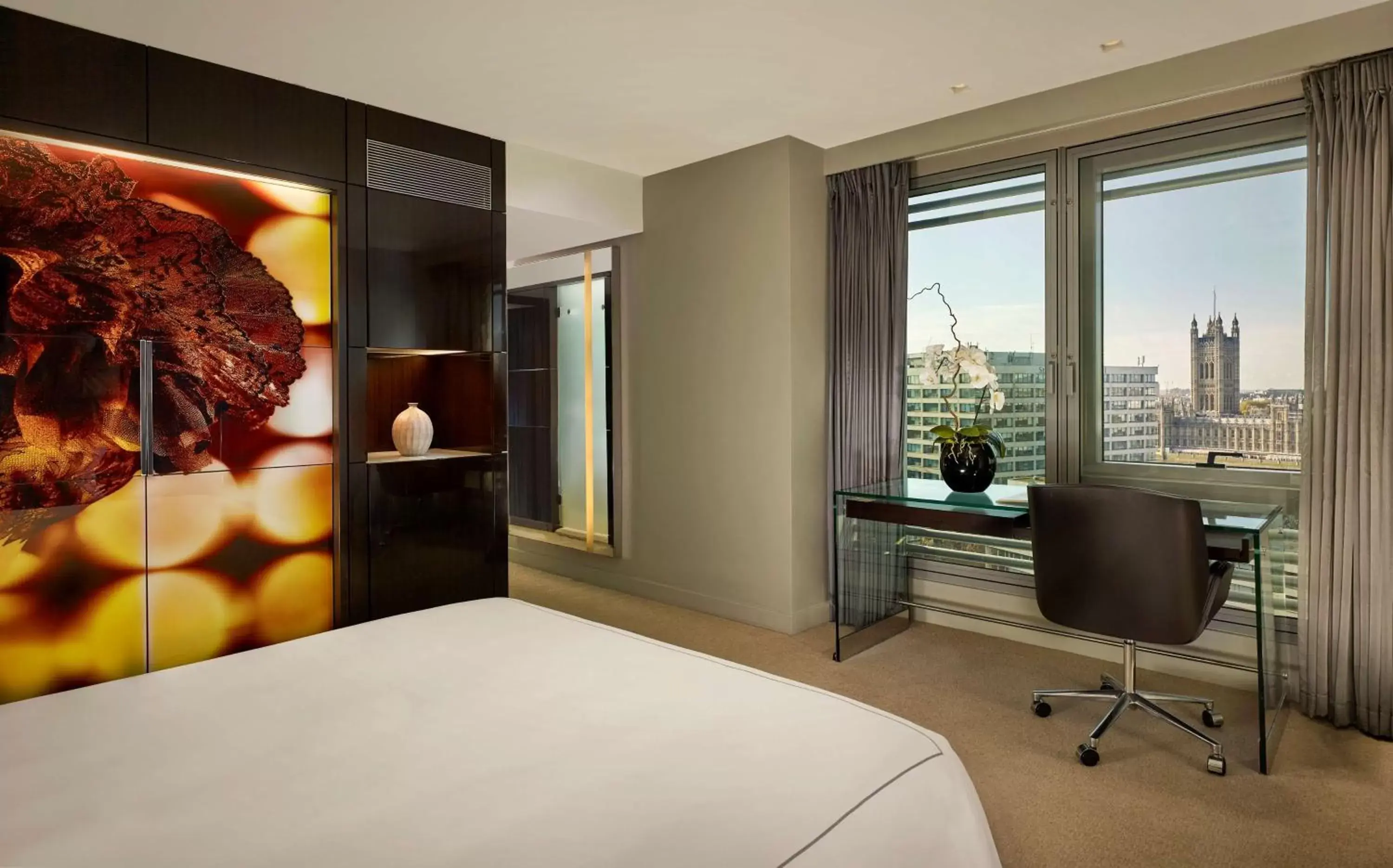 Photo of the whole room, Bed in Park Plaza Westminster Bridge London