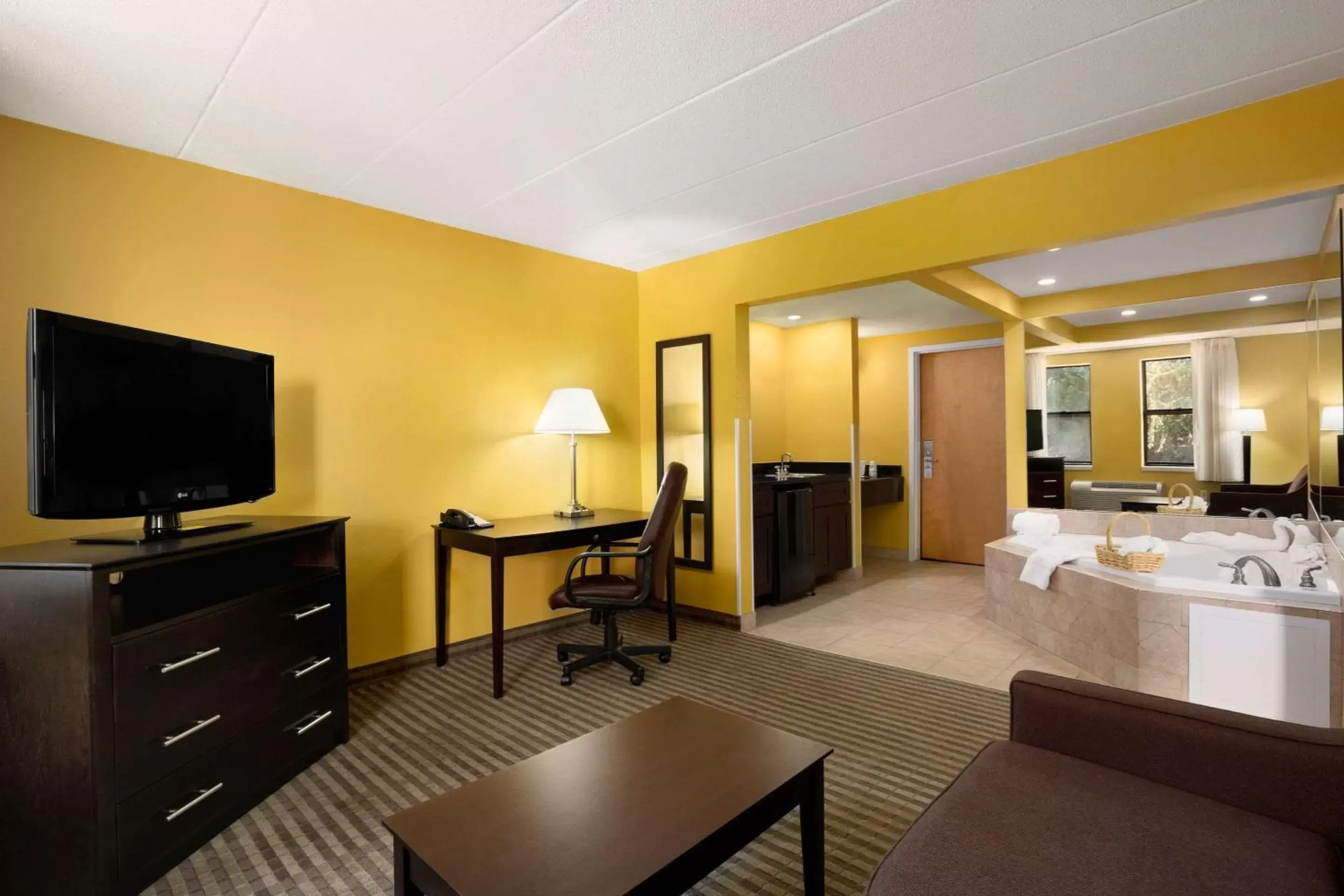Photo of the whole room, TV/Entertainment Center in Quality Inn Middleboro-Plymouth