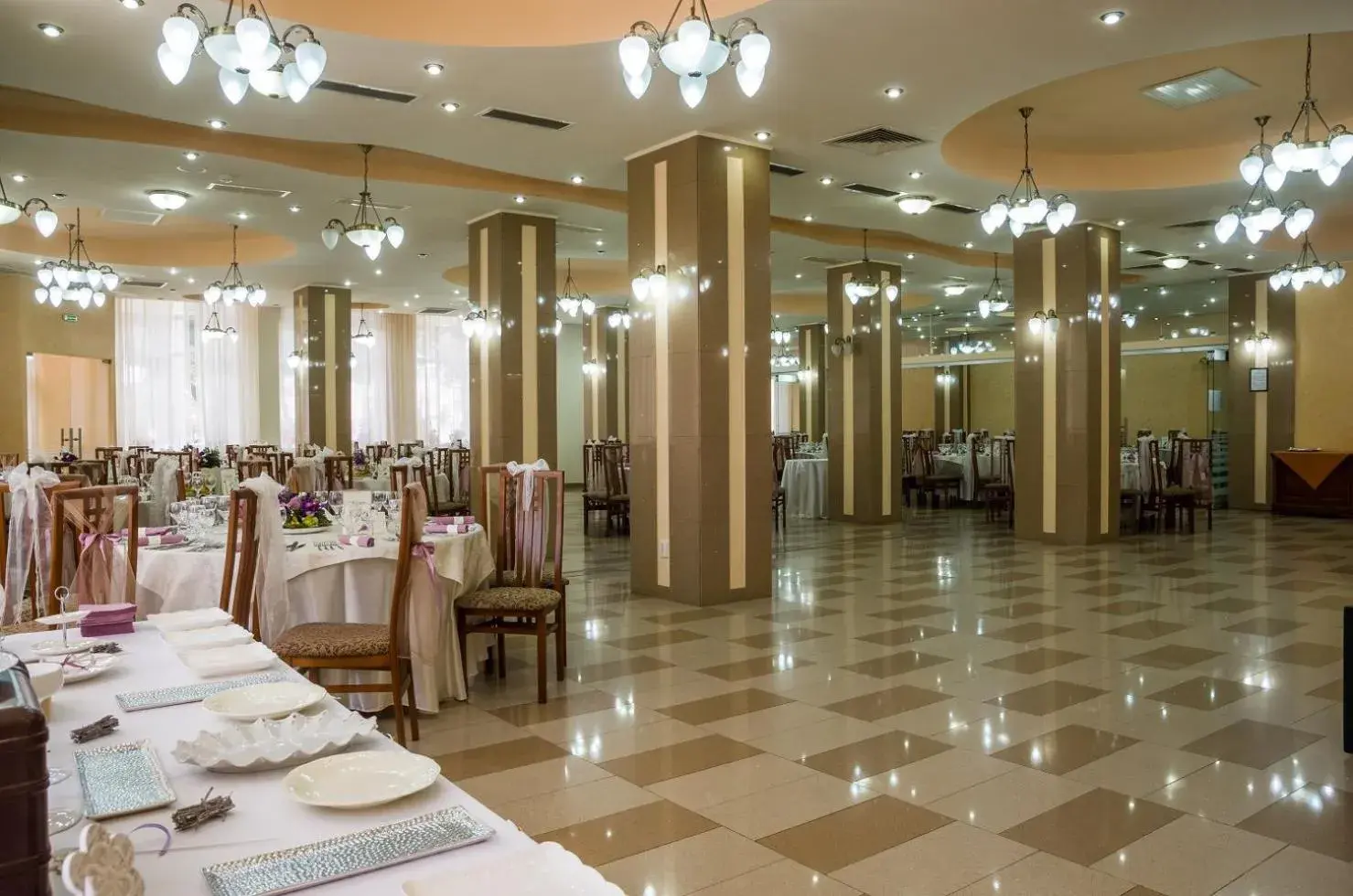 Restaurant/Places to Eat in Hotel Traian