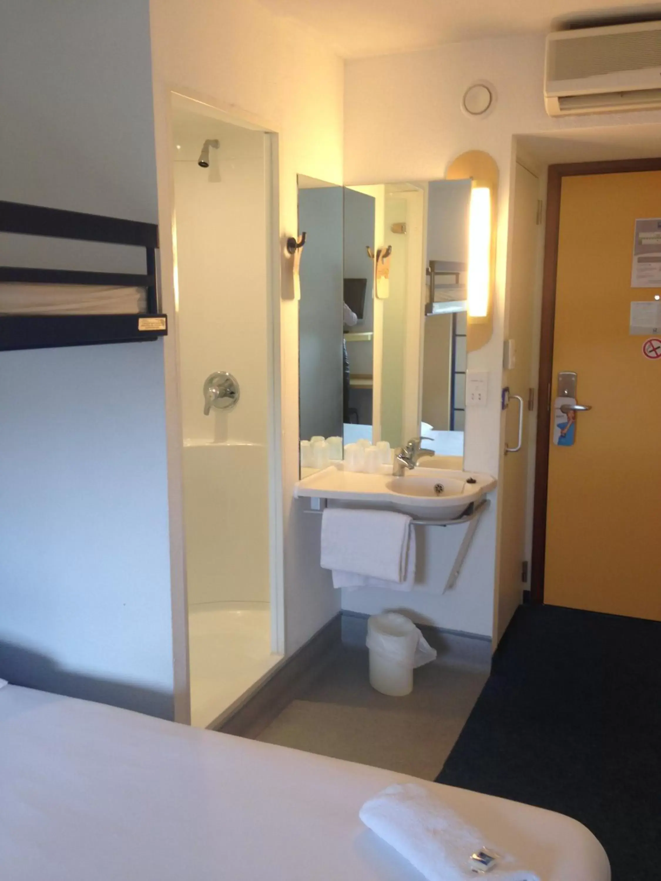 Bathroom in ibis budget Newport