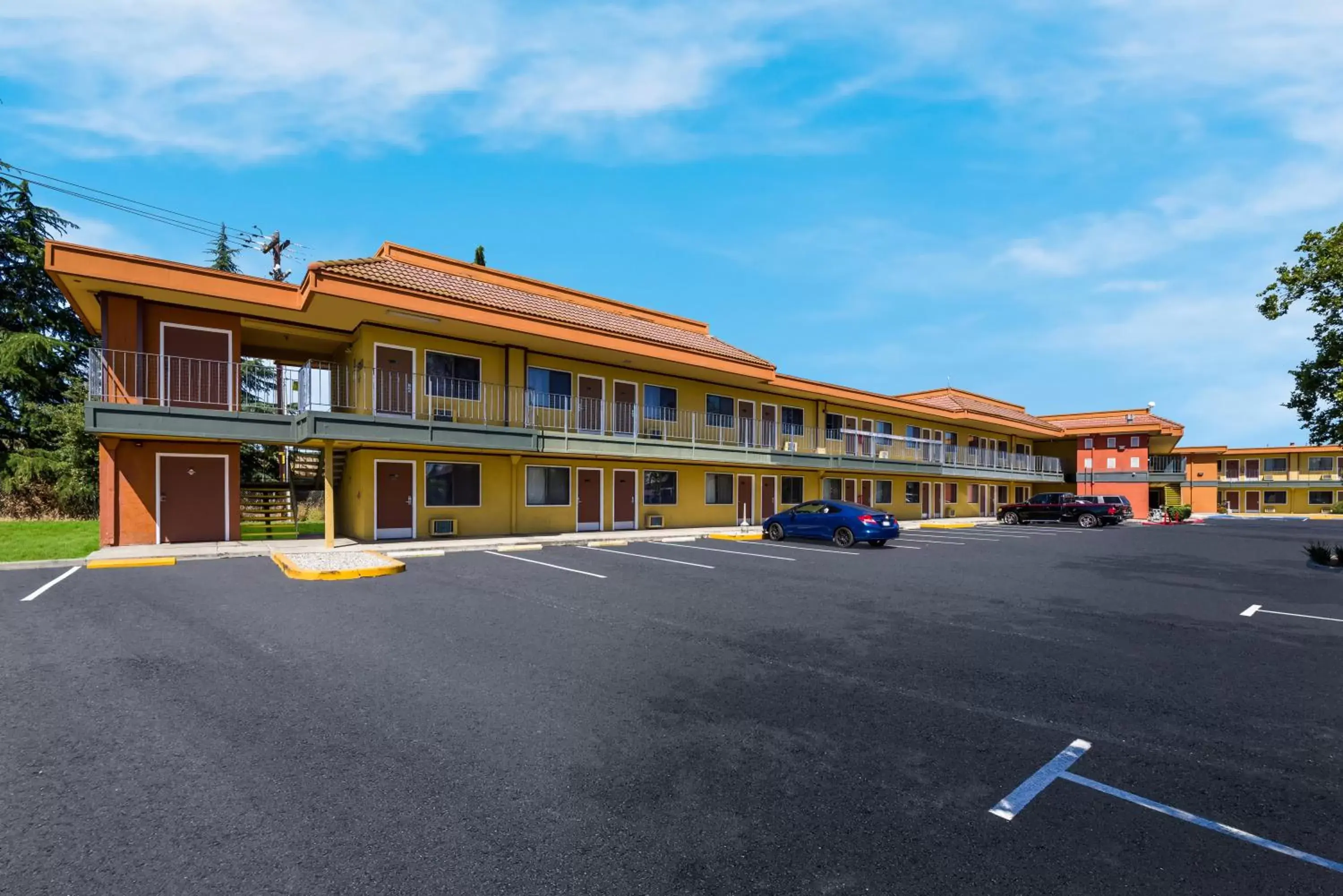 Parking, Property Building in Rodeway Inn Livermore