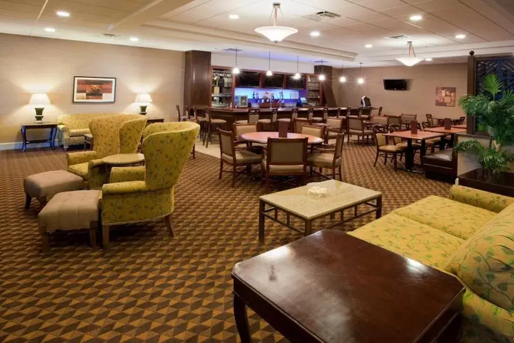 Lounge or bar, Restaurant/Places to Eat in Holiday Inn University Area Charlottesville, an IHG Hotel