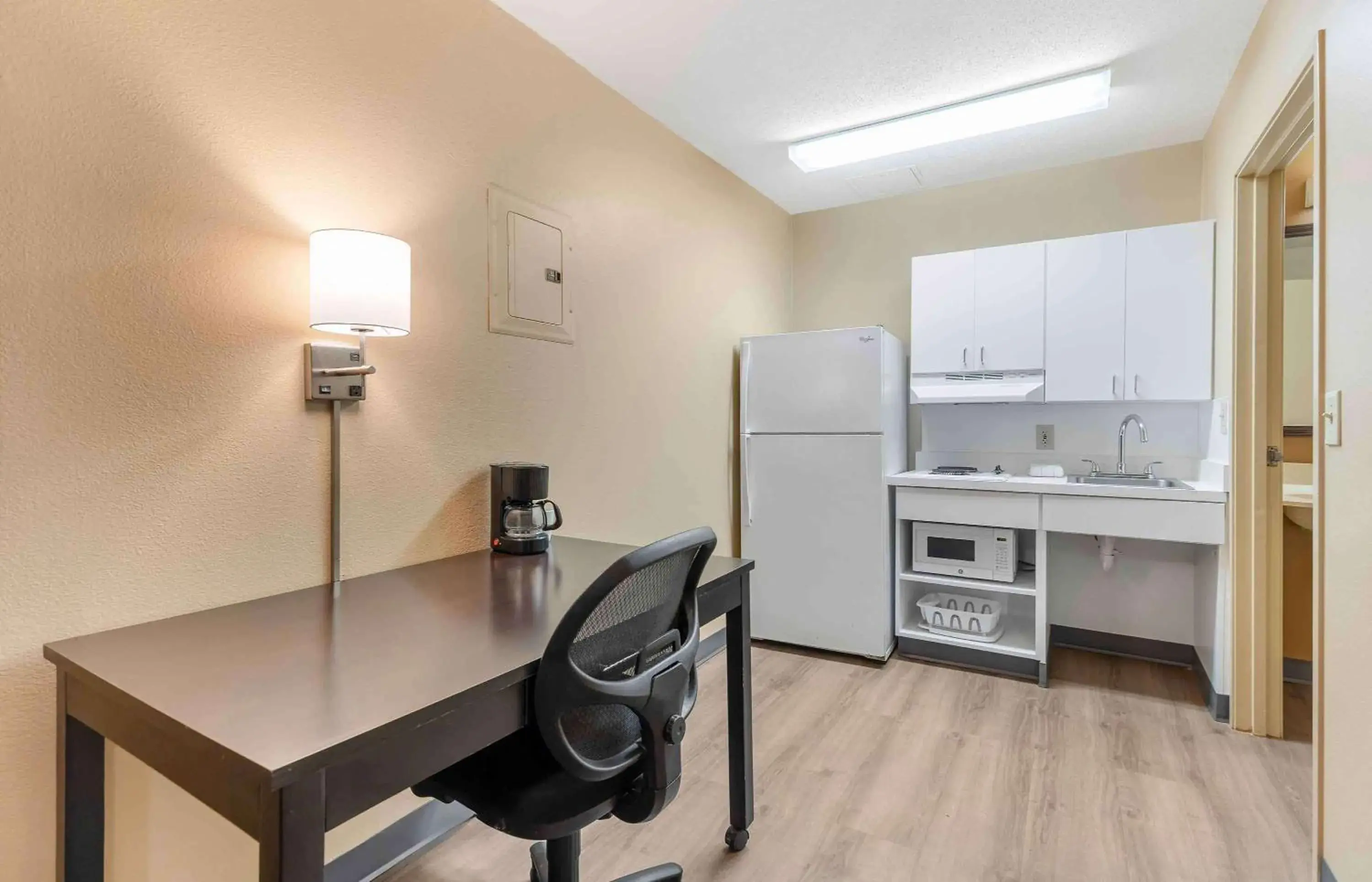 Bedroom, Kitchen/Kitchenette in Extended Stay America Suites - St Louis - Westport - East Lackland Rd