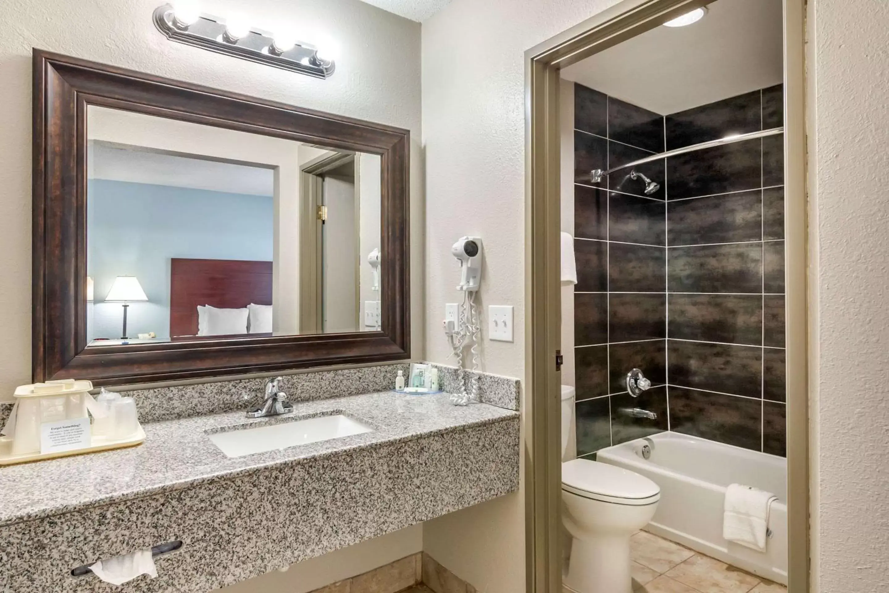 Photo of the whole room, Bathroom in Quality Suites Kansas City International Airport