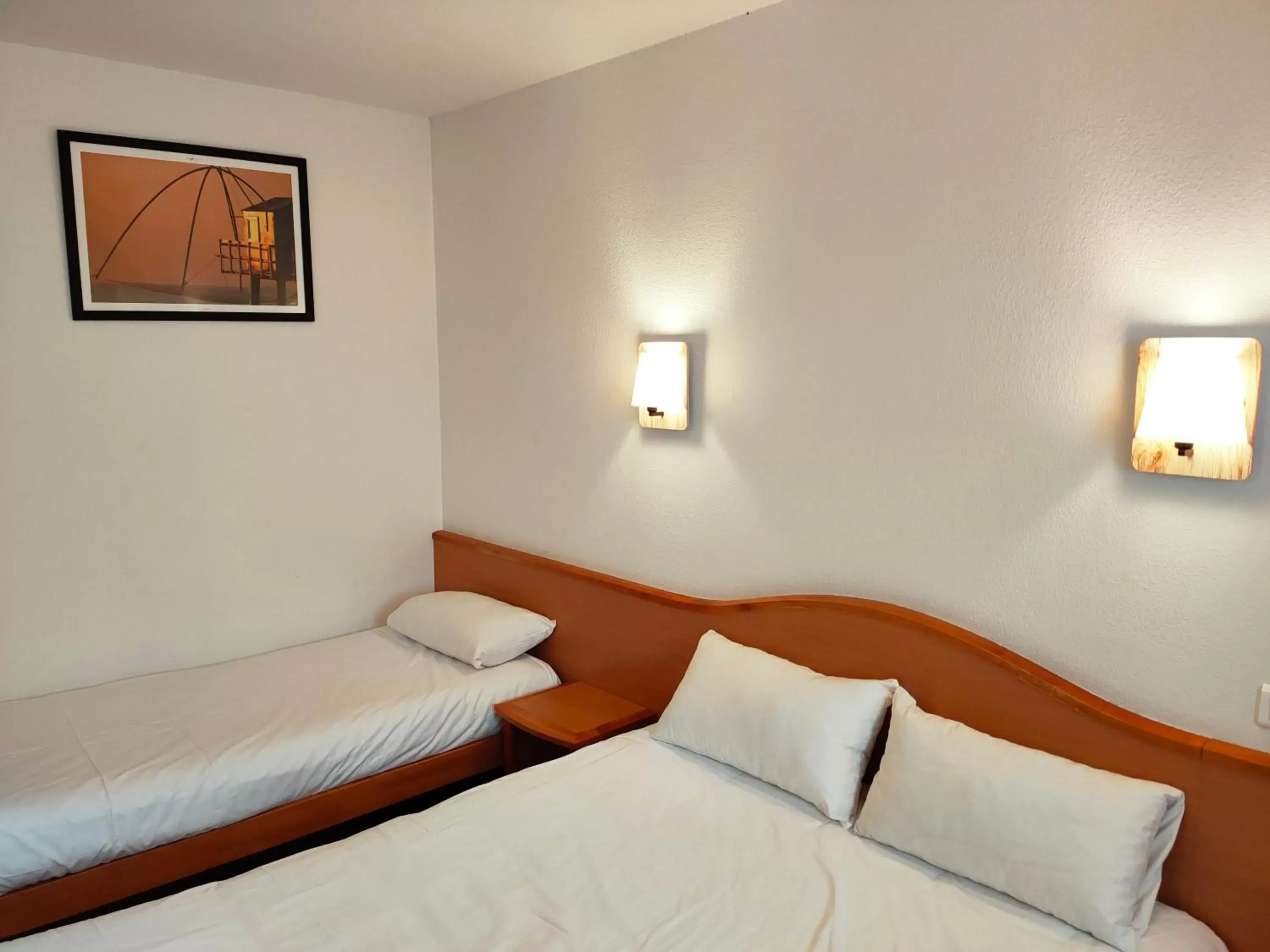 Bed in BRIT HOTEL Essentiel CAHORS Nord