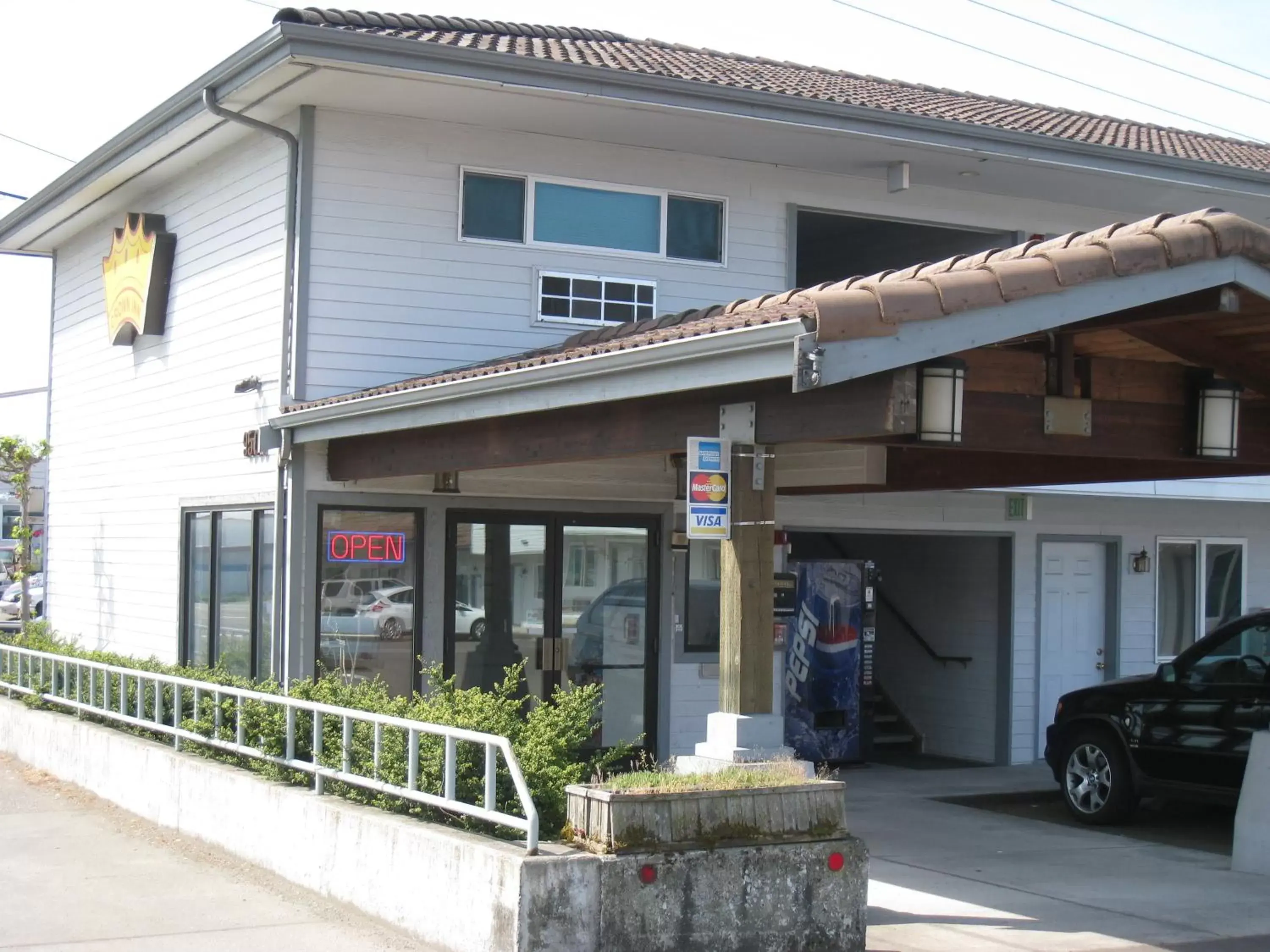 Facade/entrance, Property Building in Crown Inn