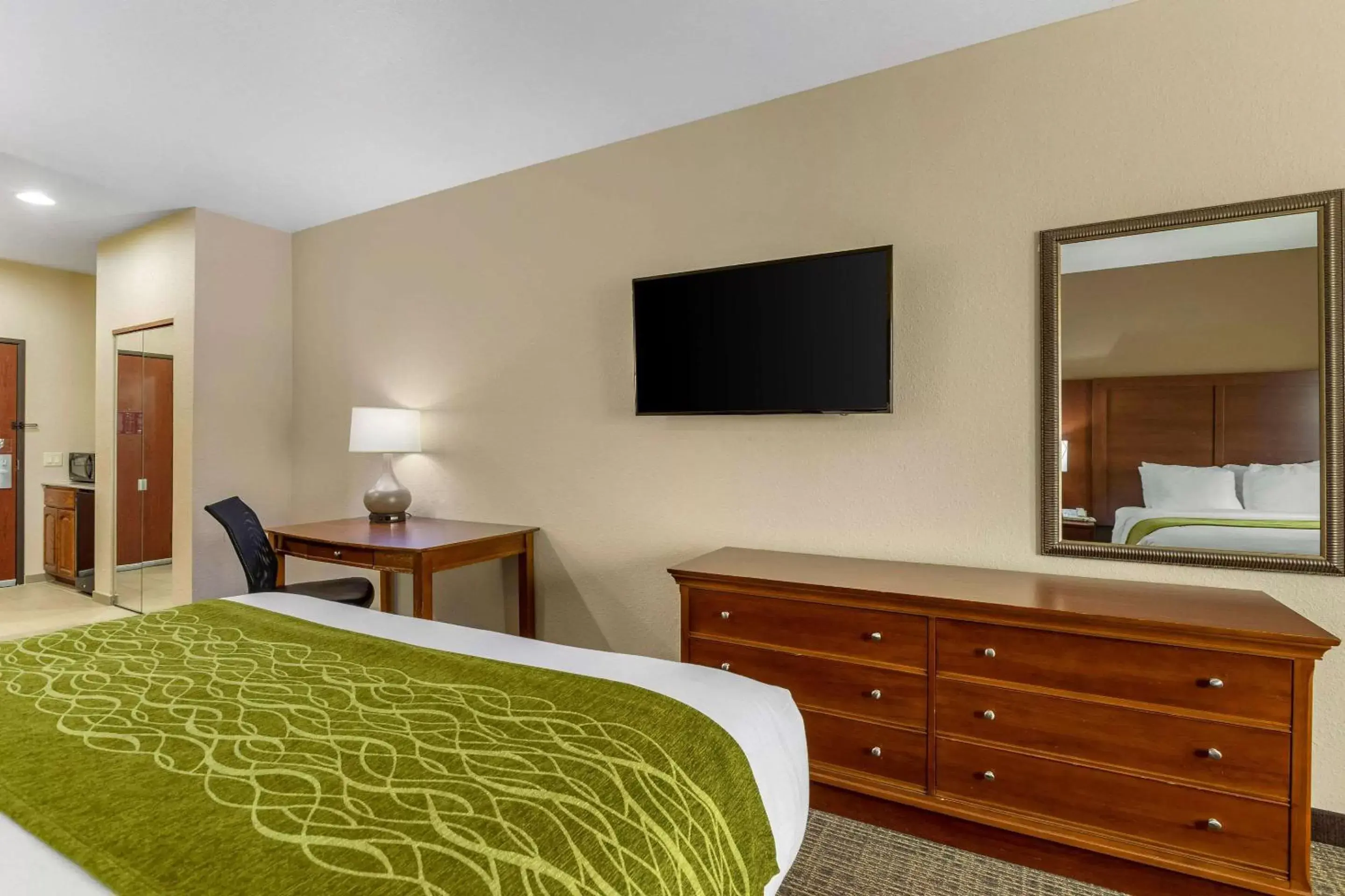 Photo of the whole room, Bed in Comfort Inn & Suites Davenport - Quad Cities