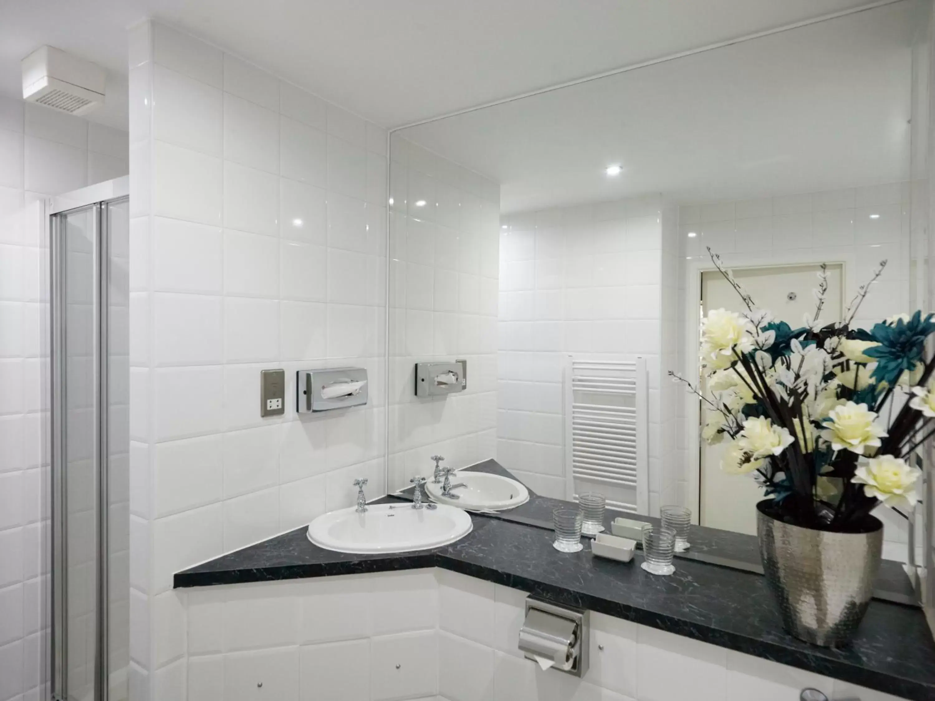 Bathroom in The Avenue Hotel Ltd