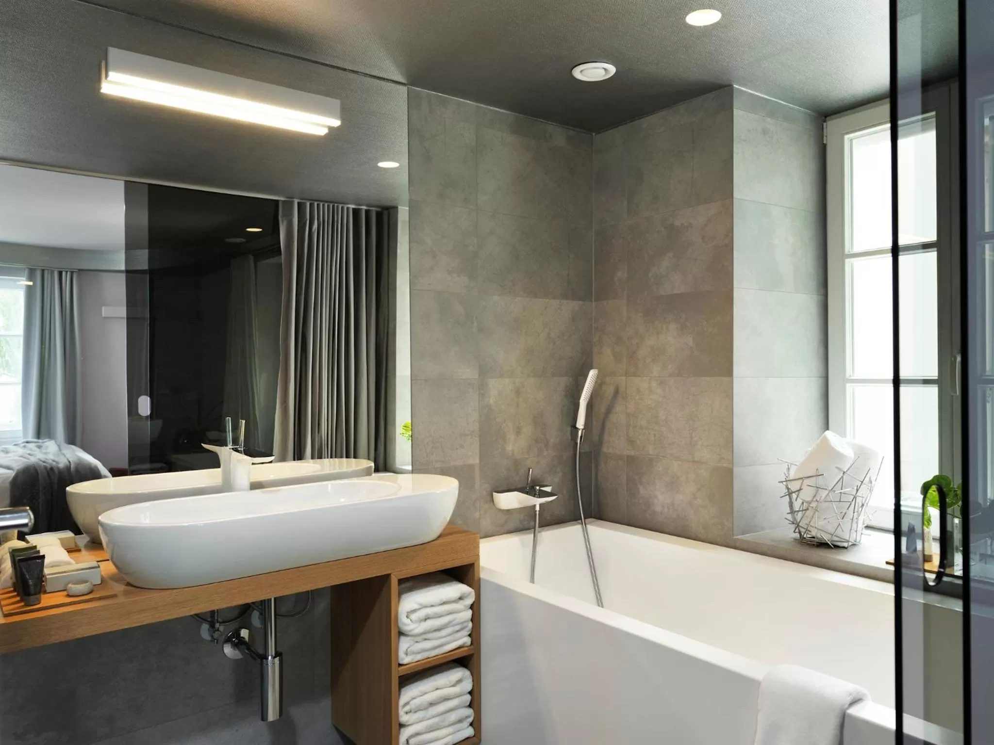 Bathroom, Bed in Vander Urbani Resort - a Member of Design Hotels