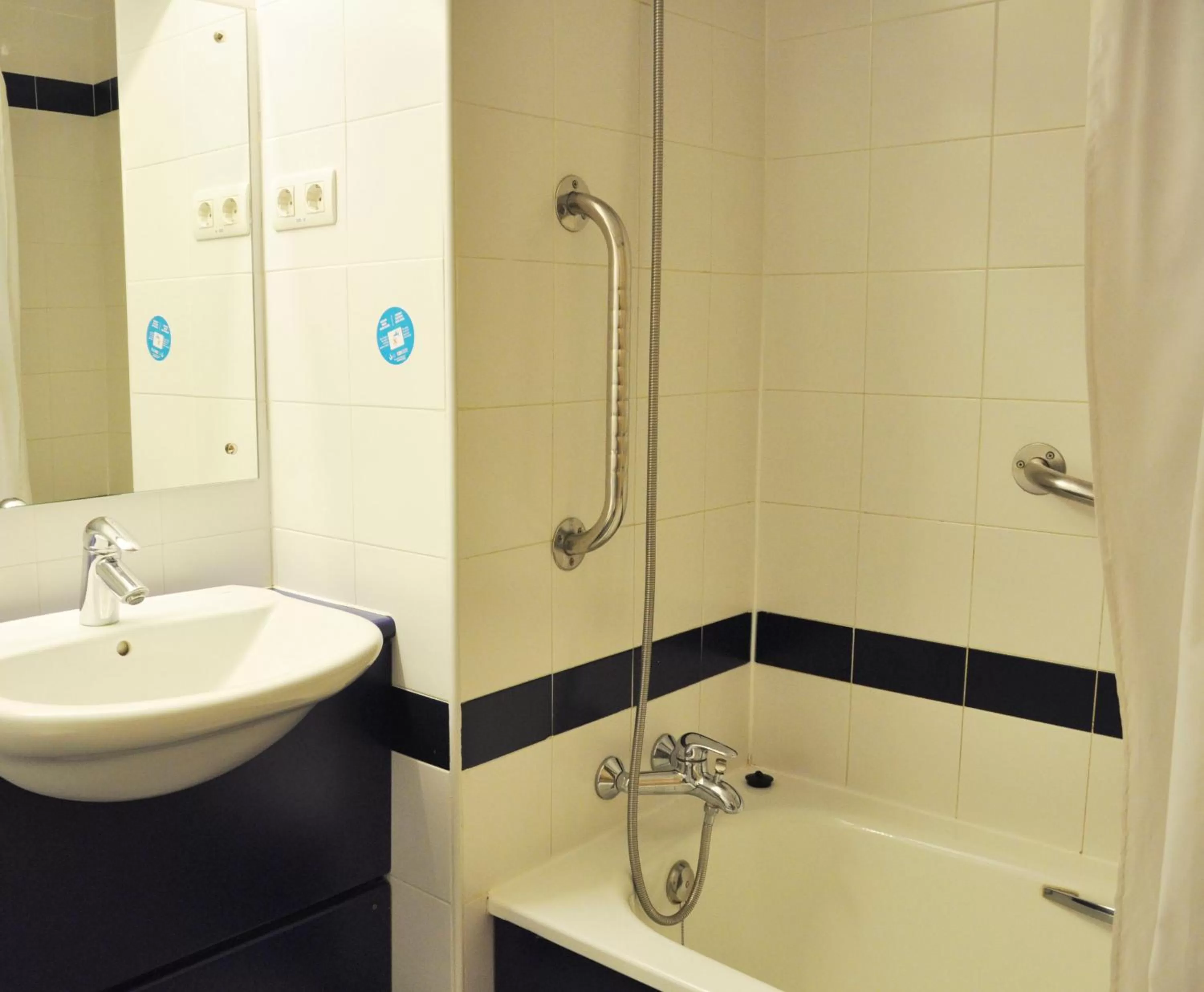 Bathroom in Travelodge Torrelaguna