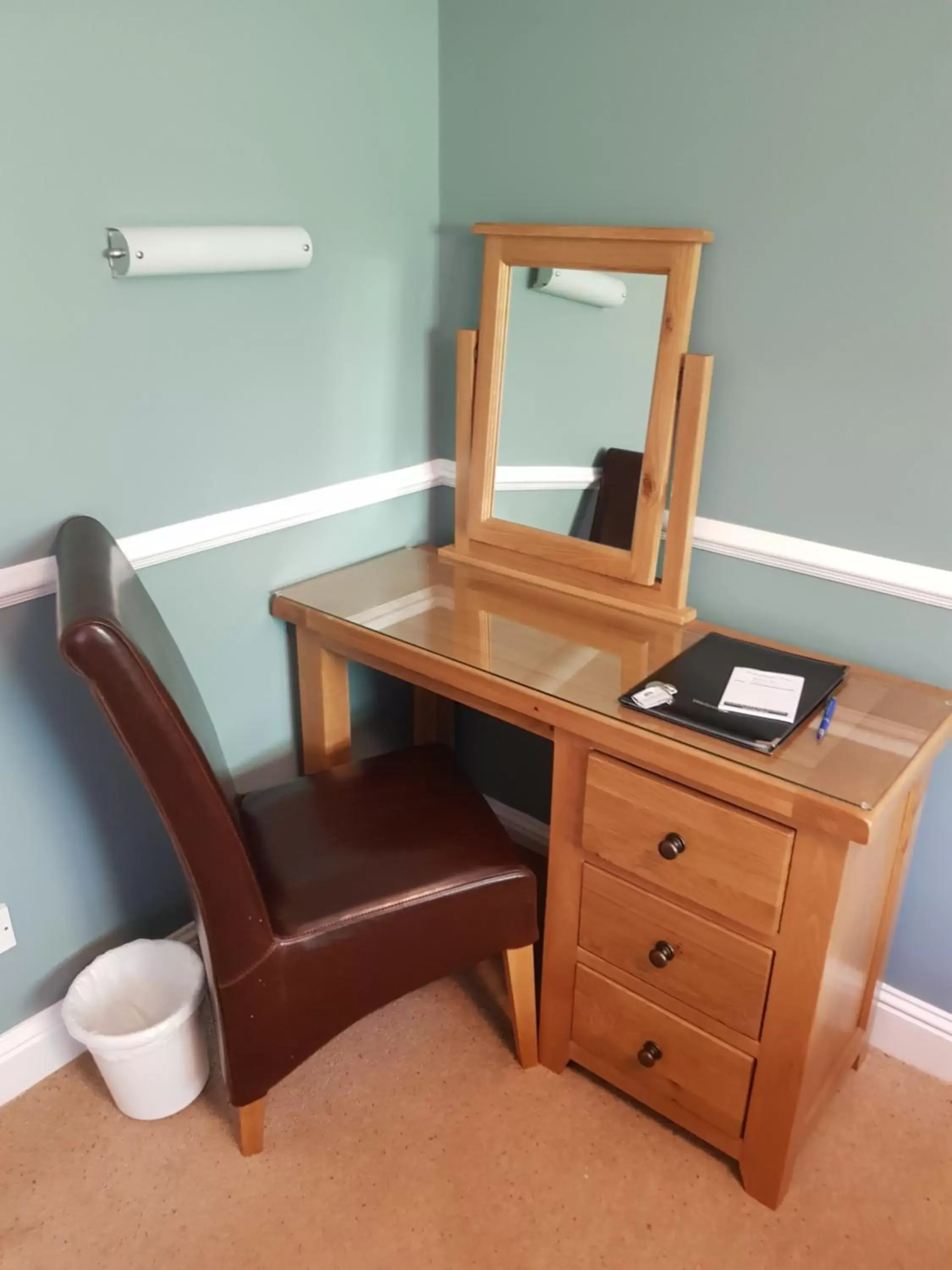 Bedroom, Bathroom in Willowbank House