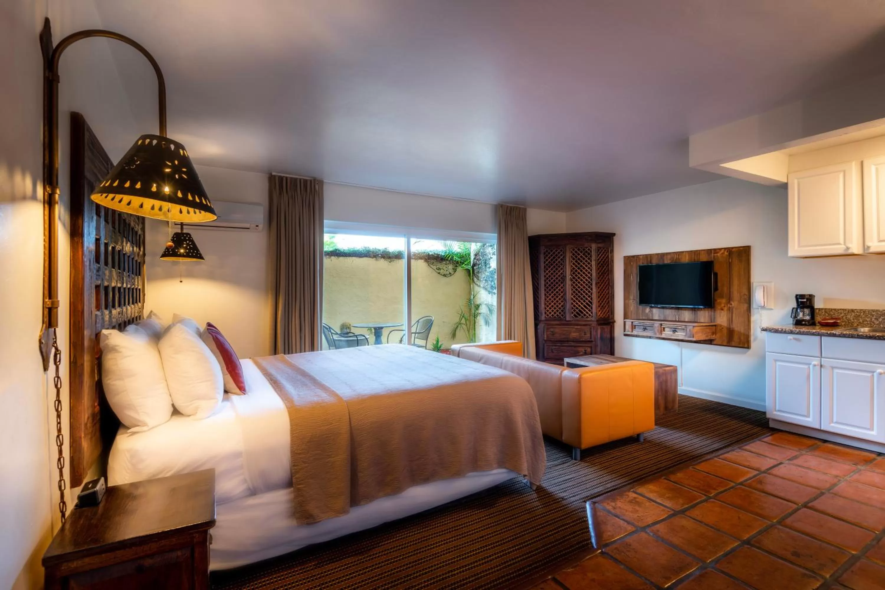 Photo of the whole room, Bed in Hotel Pepper Tree Boutique Kitchen Studios - Anaheim