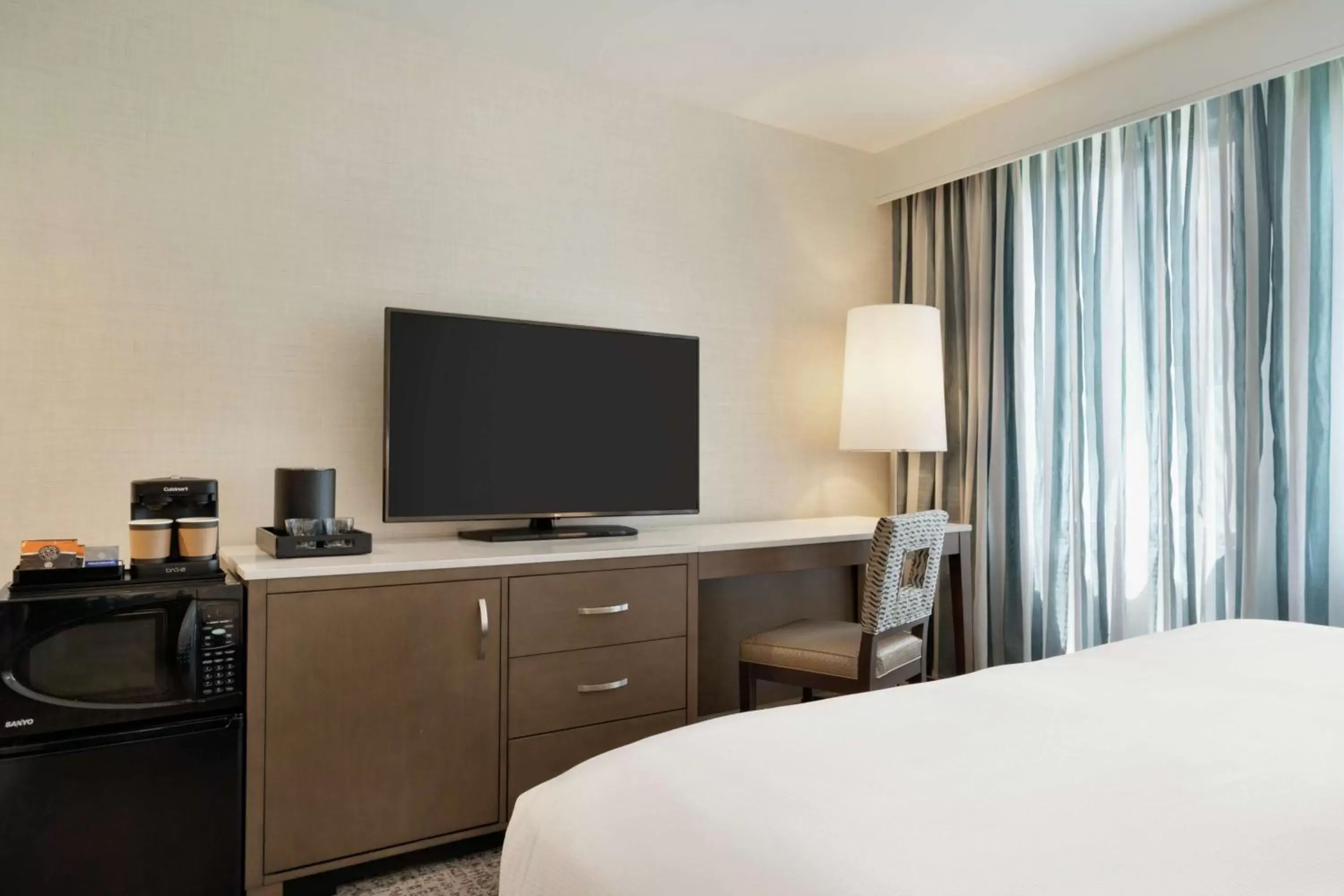 Bedroom, TV/Entertainment Center in Embassy Suites by Hilton Philadelphia Valley Forge