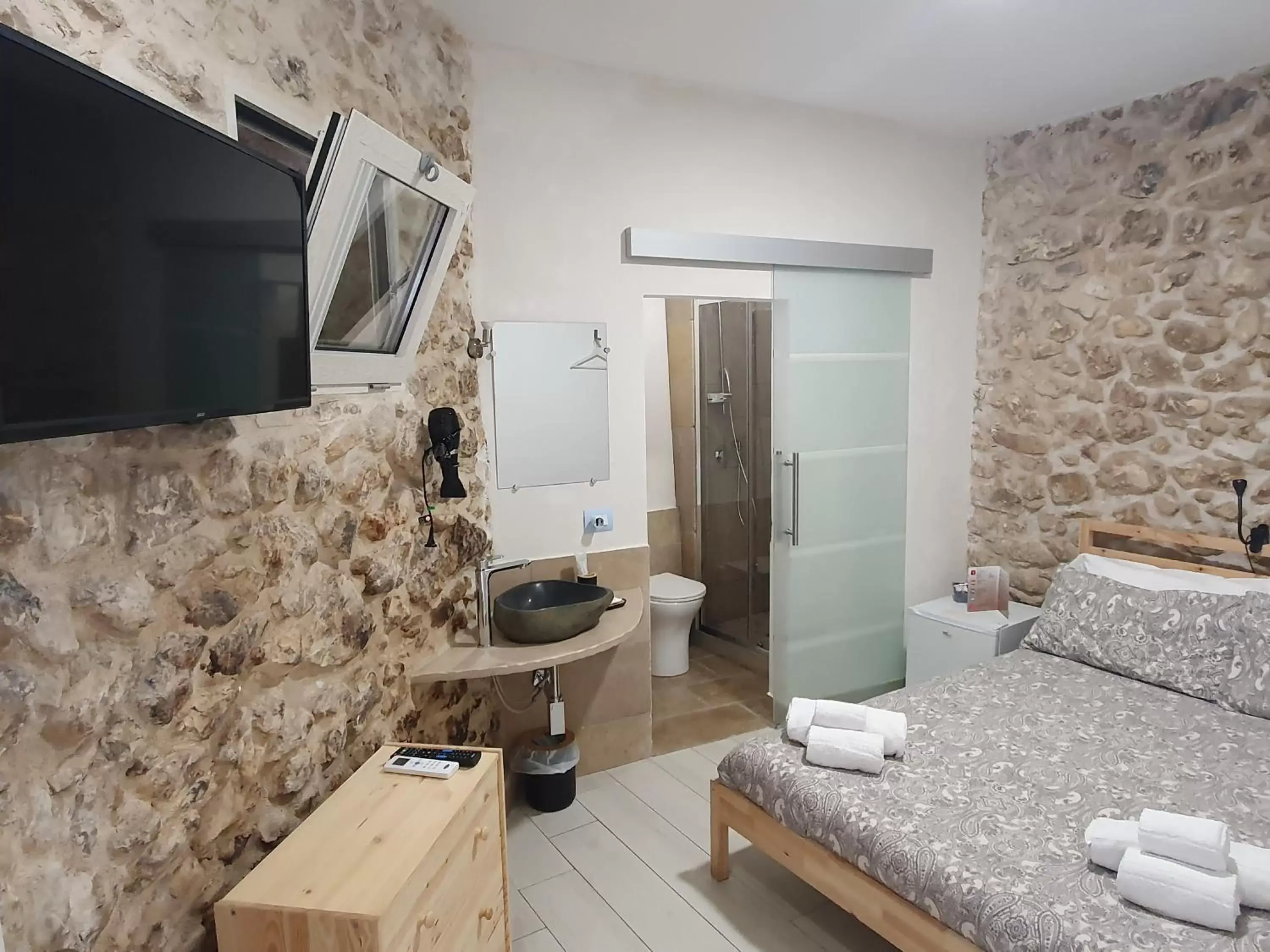 Bed, TV/Entertainment Center in Il Daviduccio ibla