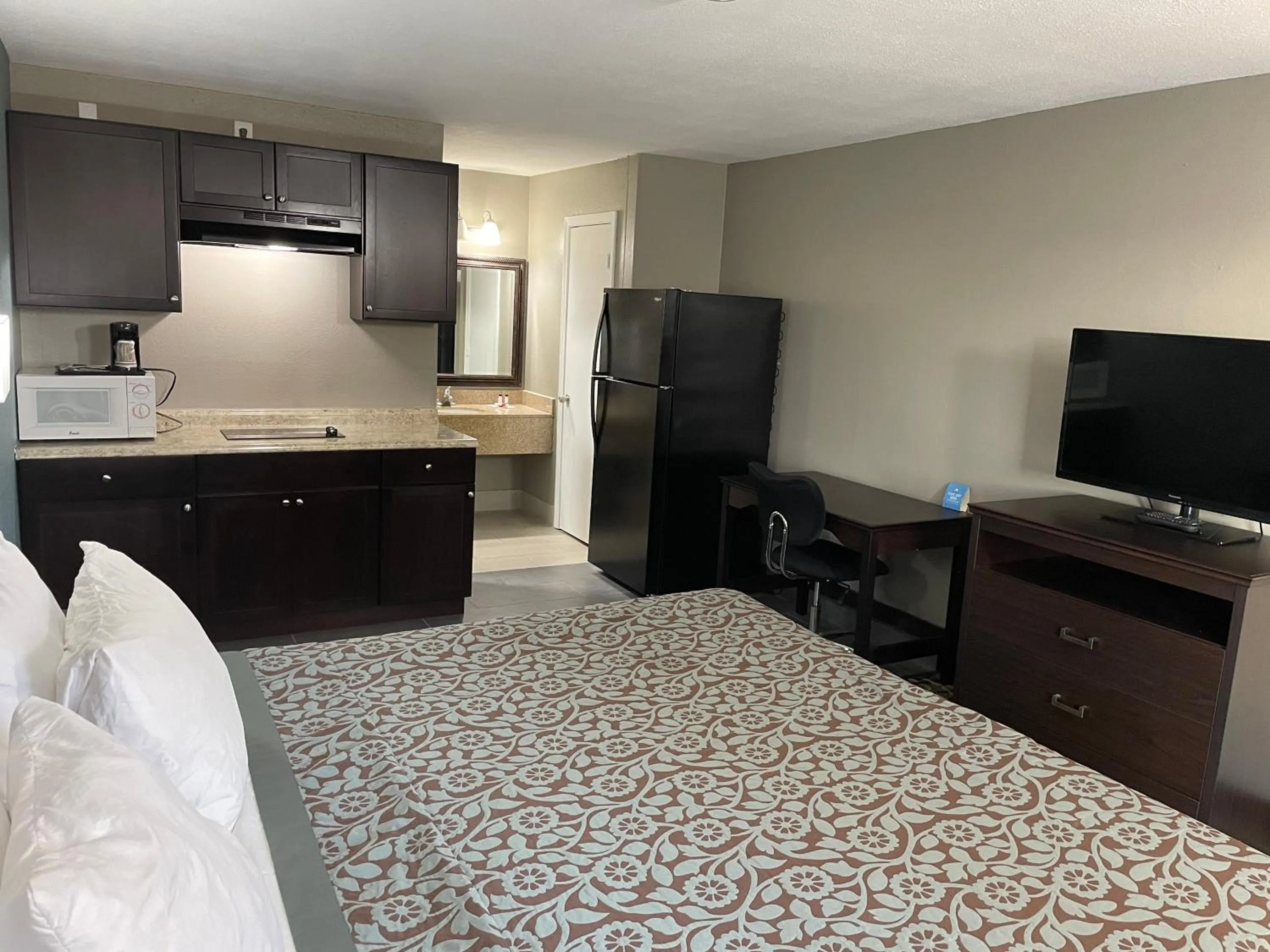 TV/Entertainment Center in Days Inn & Suites by Wyndham Collierville Germantown Area