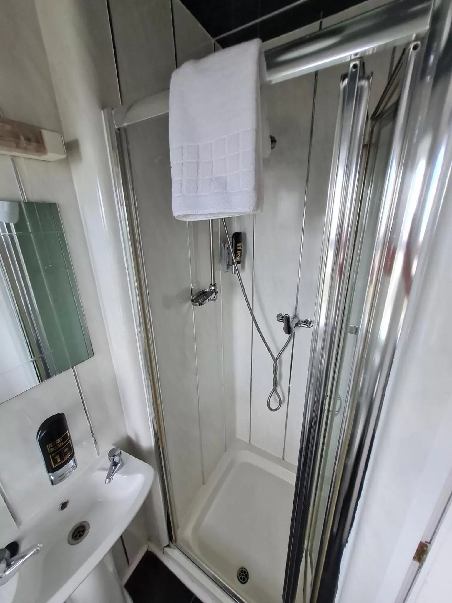 Bathroom in Queens Plaza Hotel