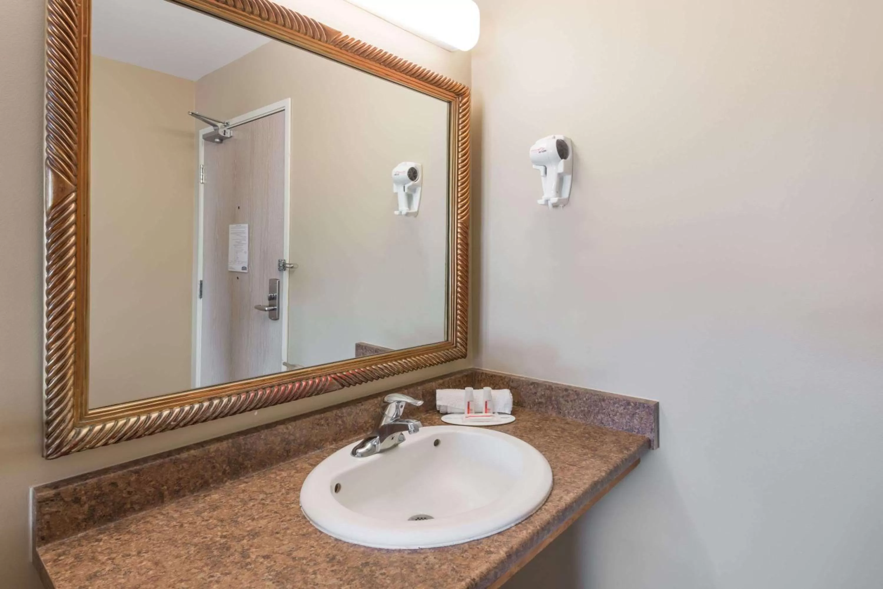 Photo of the whole room in London Travel Inn