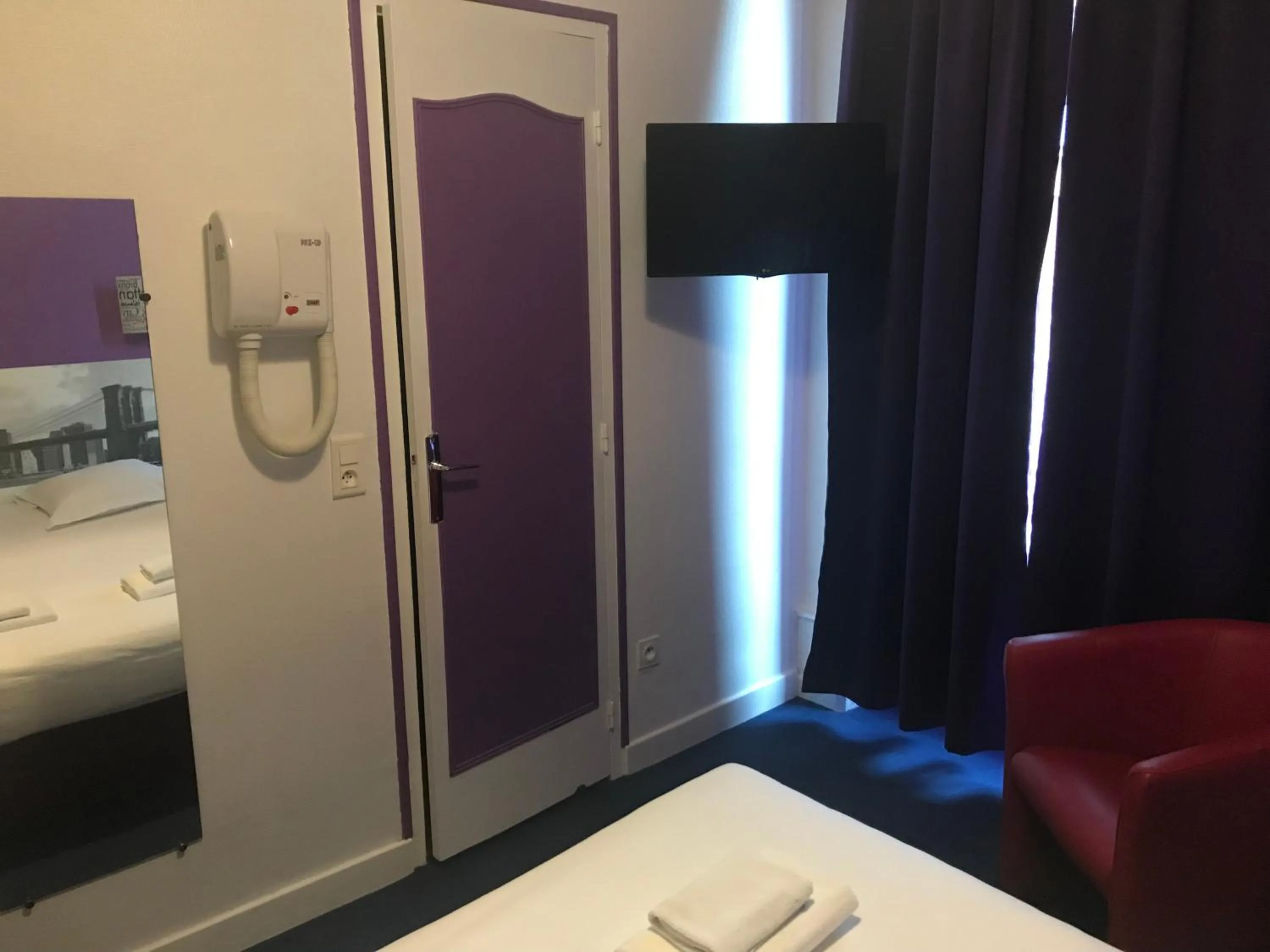 Bed in Hotel Couleurs Sud Centre-ville Gare Charleville-Mézières