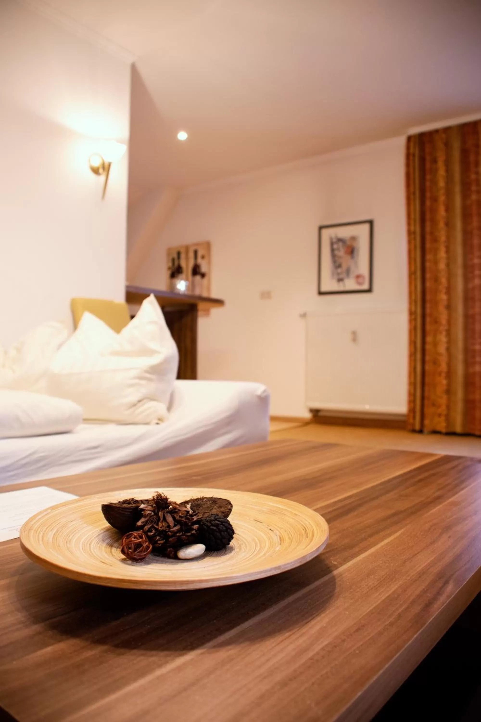 Living room, Bed in Hotel am Bahnhof