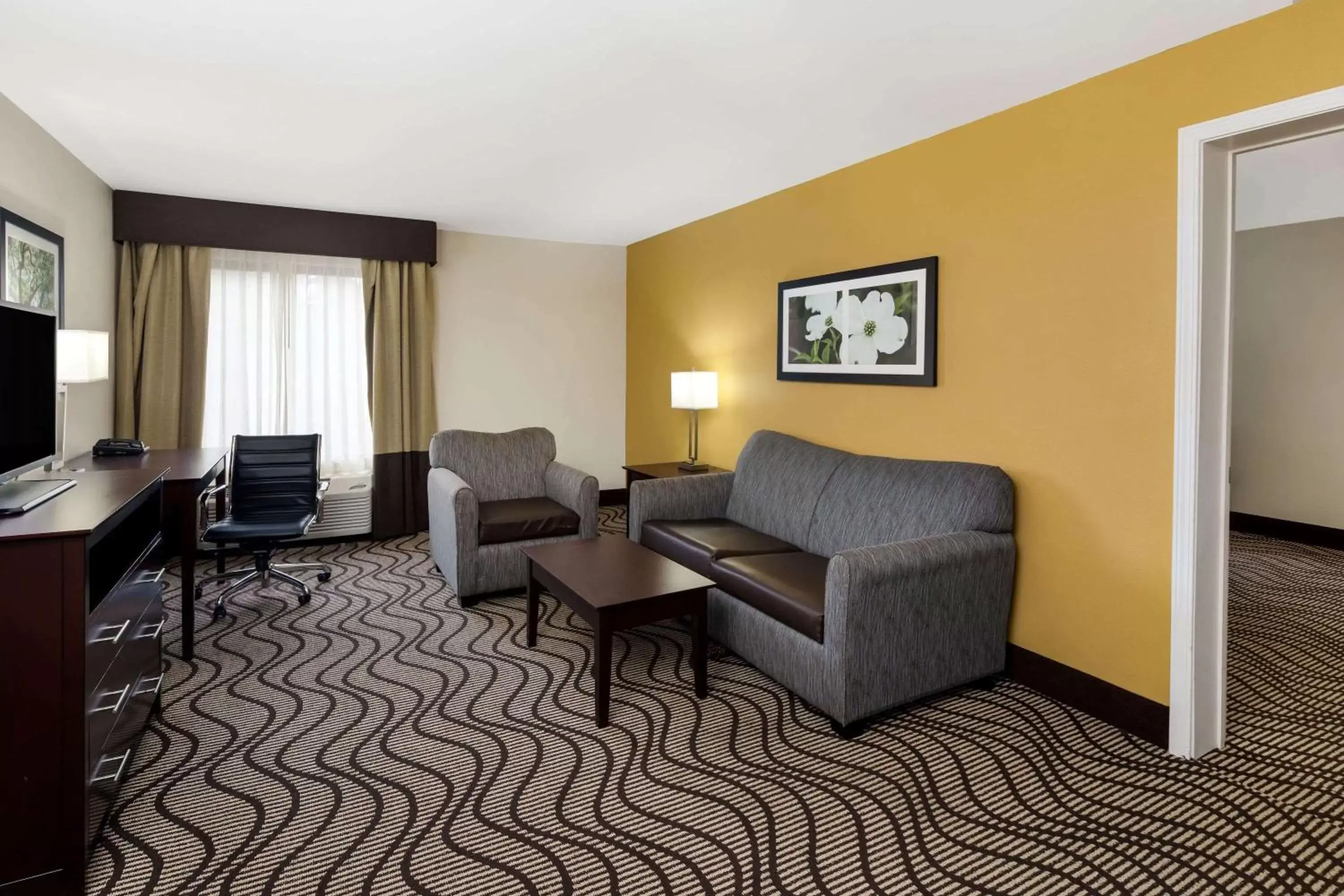 Photo of the whole room, Seating Area in La Quinta by Wyndham LaGrange / I-85