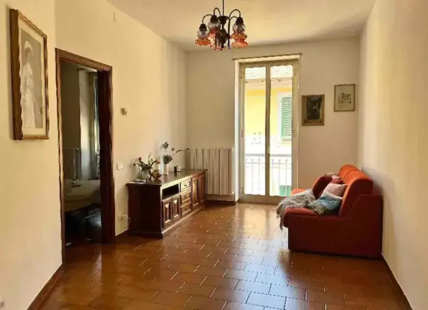 Seating Area in Cheerful Room, Sharing kitchen in a Cosy Family Art House, Ideal for one person or couple