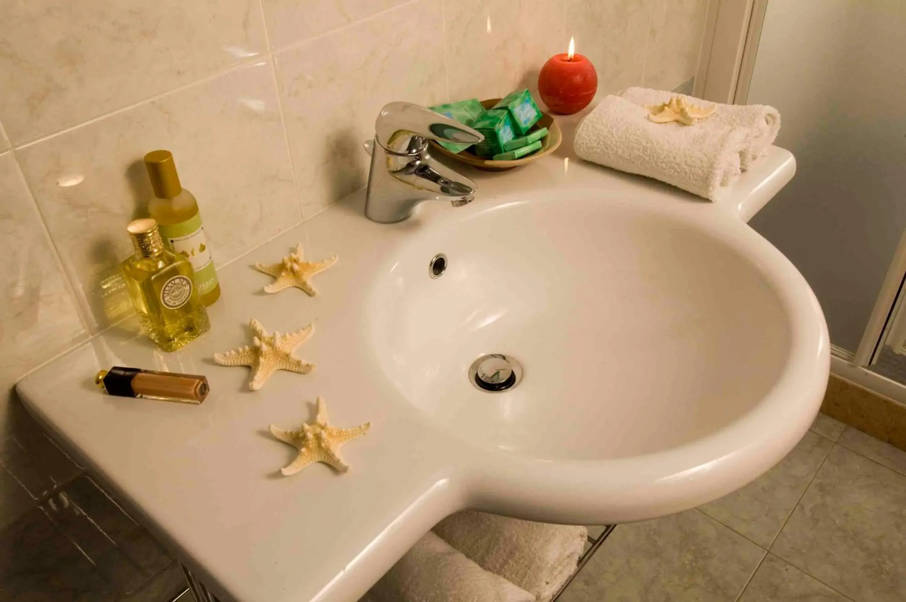 Shower, Bathroom in Hotel Alsen
