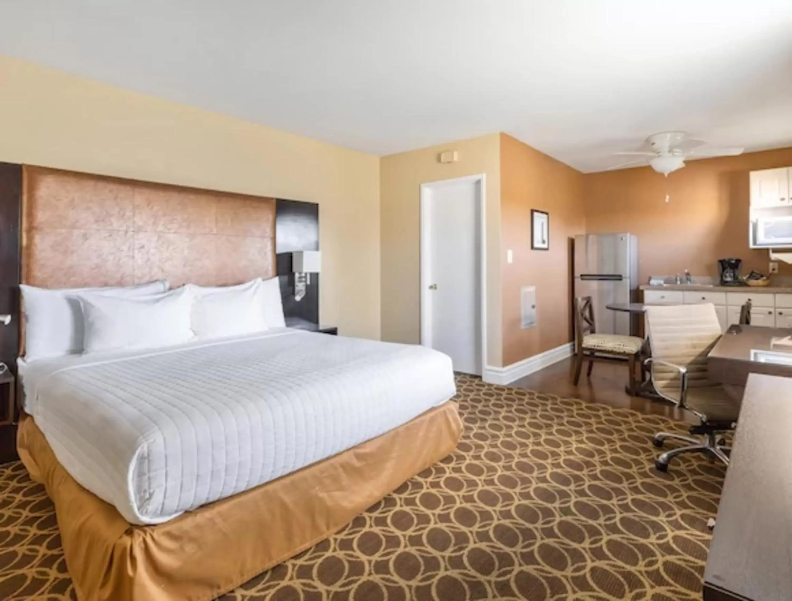 Bedroom, Bed in Marin Suites Hotel