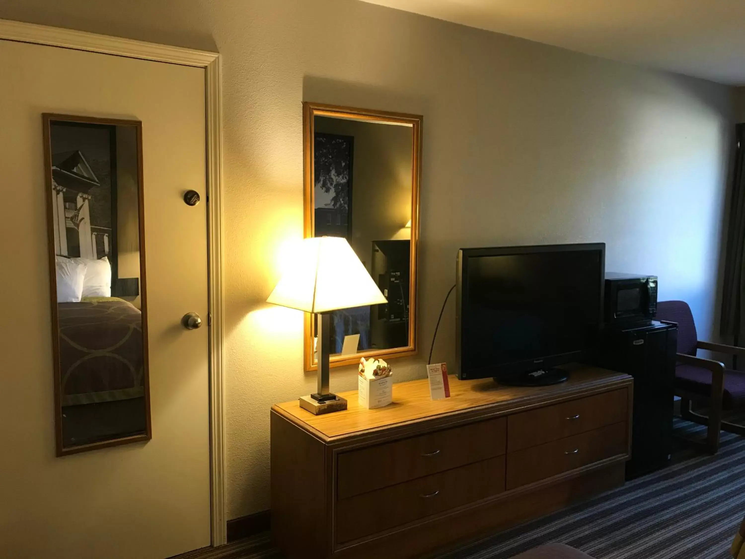 Bedroom, TV/Entertainment Center in Super 8 by Wyndham Oxford