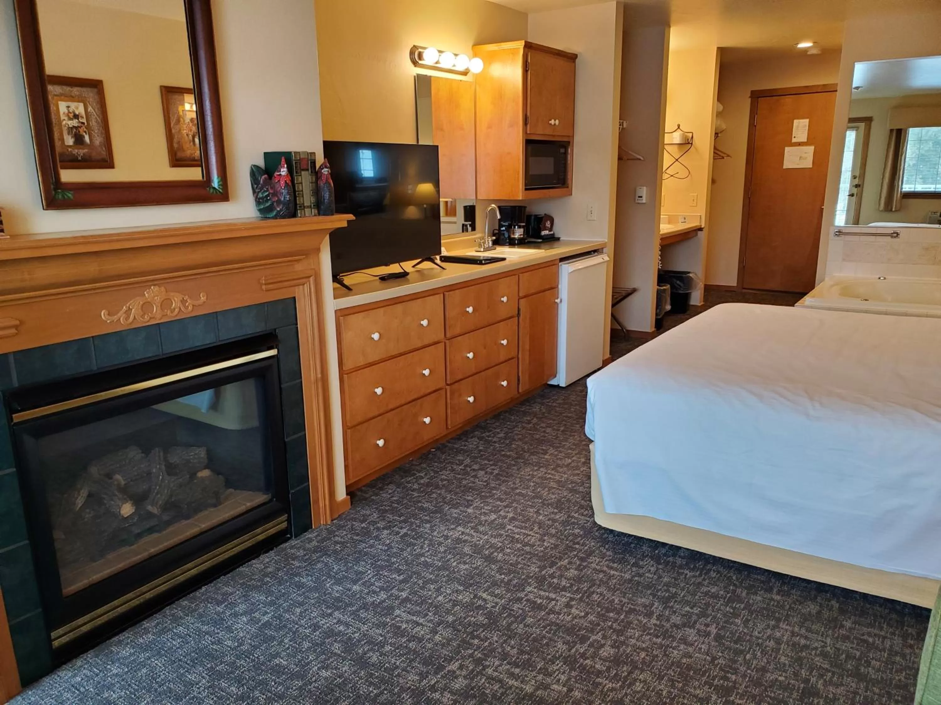 Photo of the whole room, Bed in Homestead Suites - Fish Creek