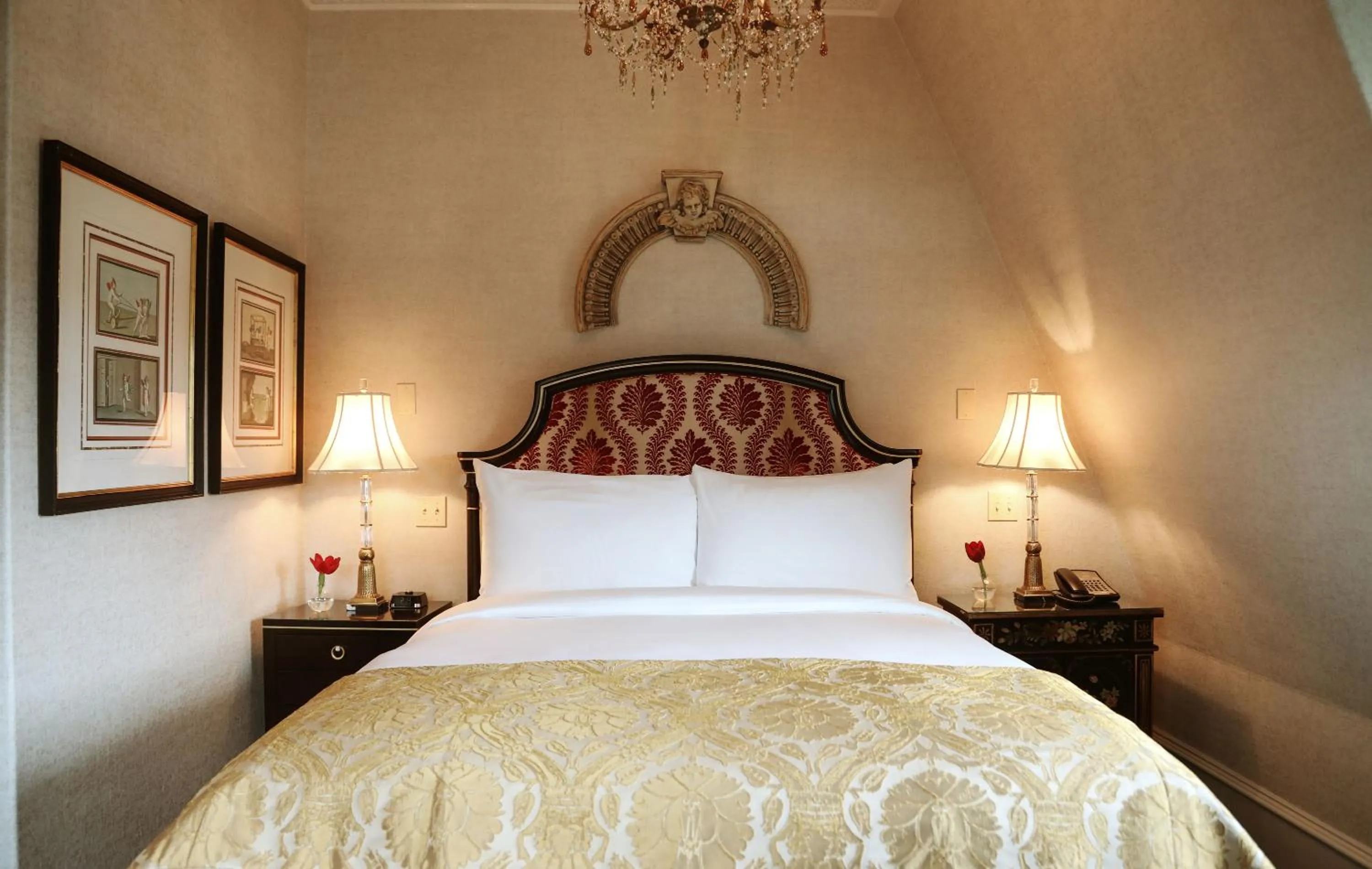 Bed in The Chanler at Cliff Walk