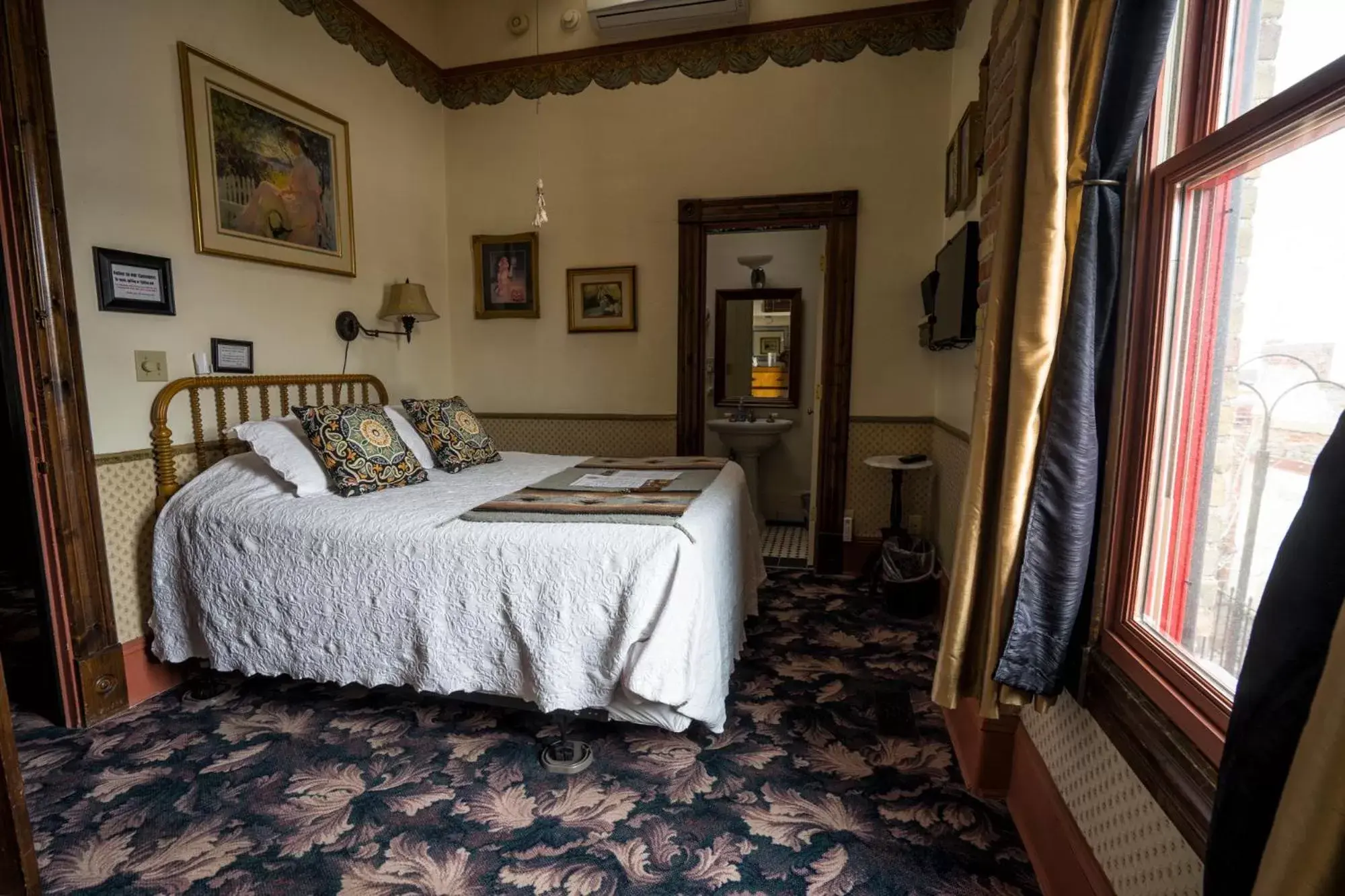 Bedroom, Bed in Red Garter Inn