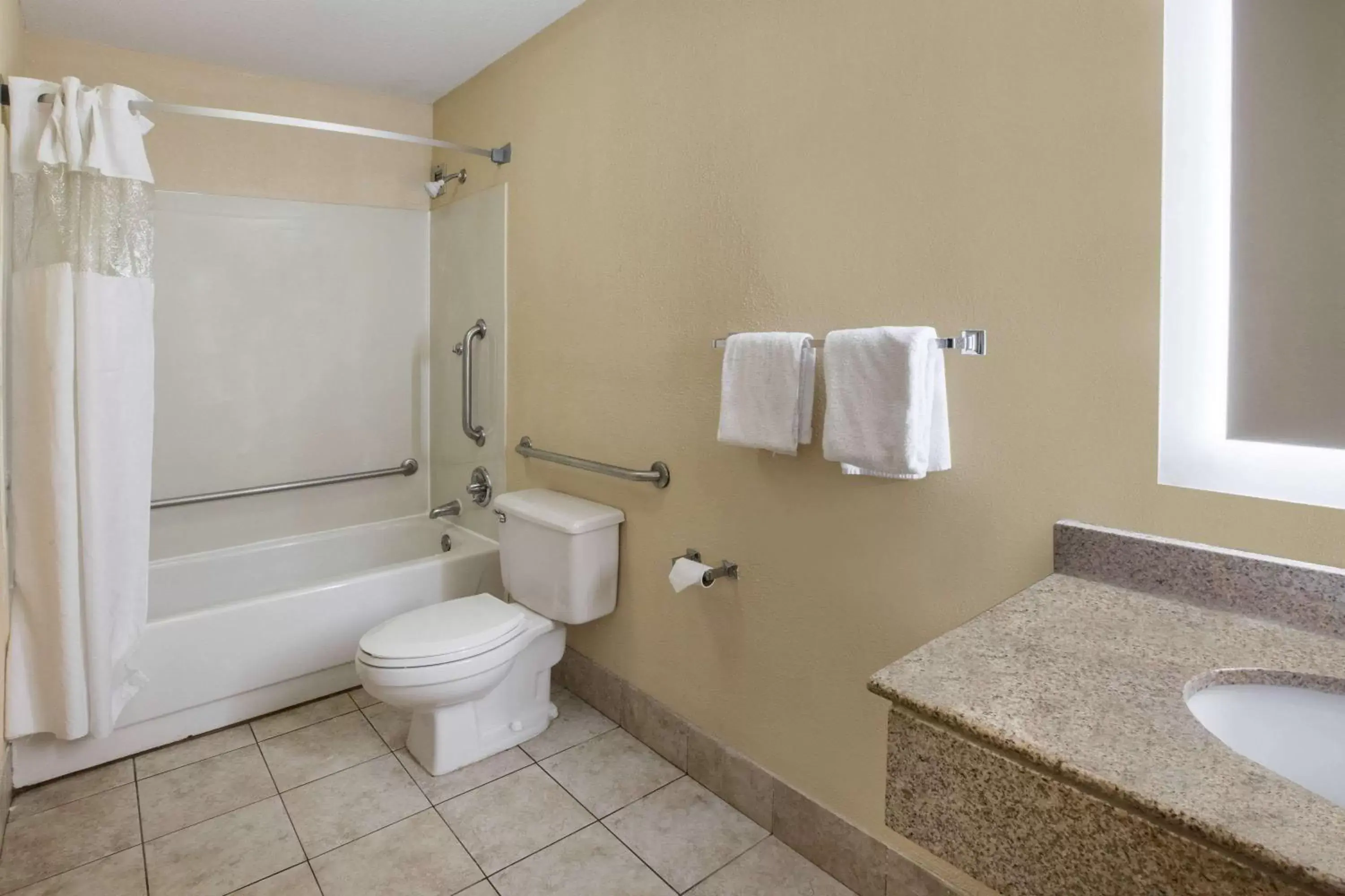 Bathroom in Howard Johnson by Wyndham Romulus Detroit Metro Airport