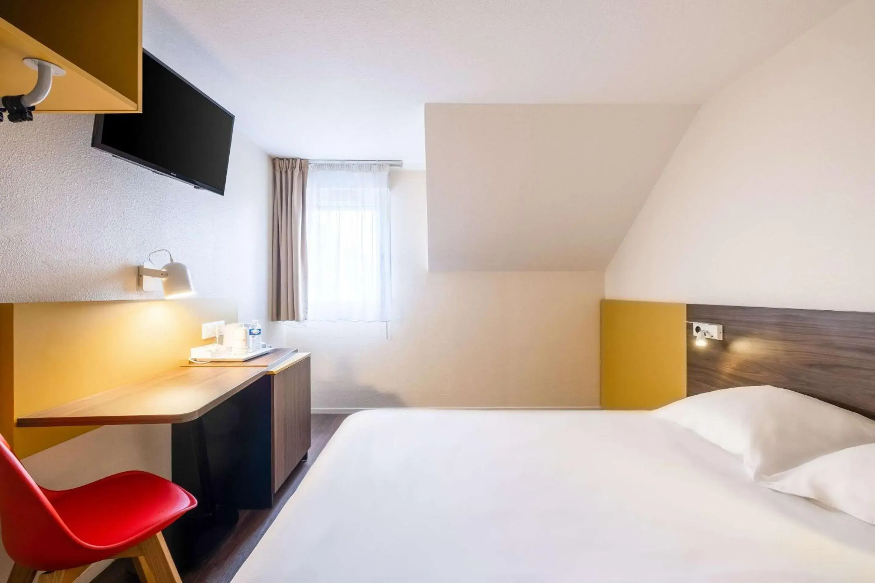 Photo of the whole room, Bed in Comfort Hotel Lille Lomme