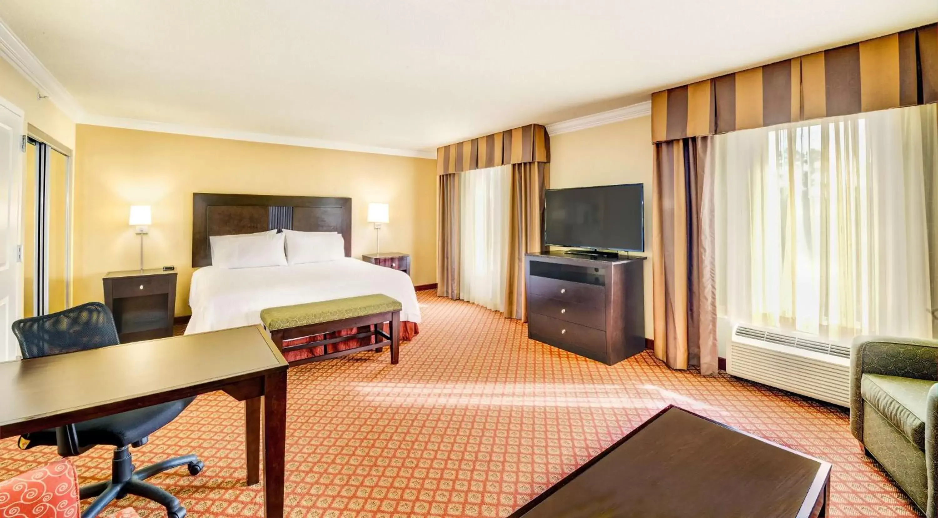 Bed, TV/Entertainment Center in Hampton Inn & Suites Scottsboro