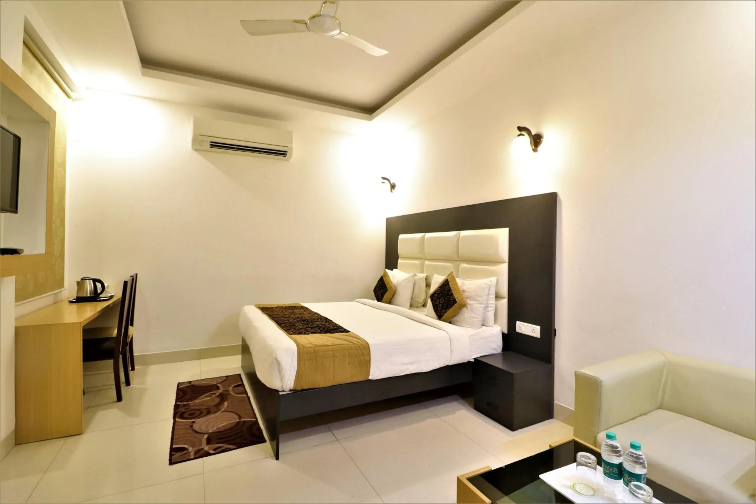 Bedroom, Bed in Hotel Aeropath Near IGI Airport Delhi