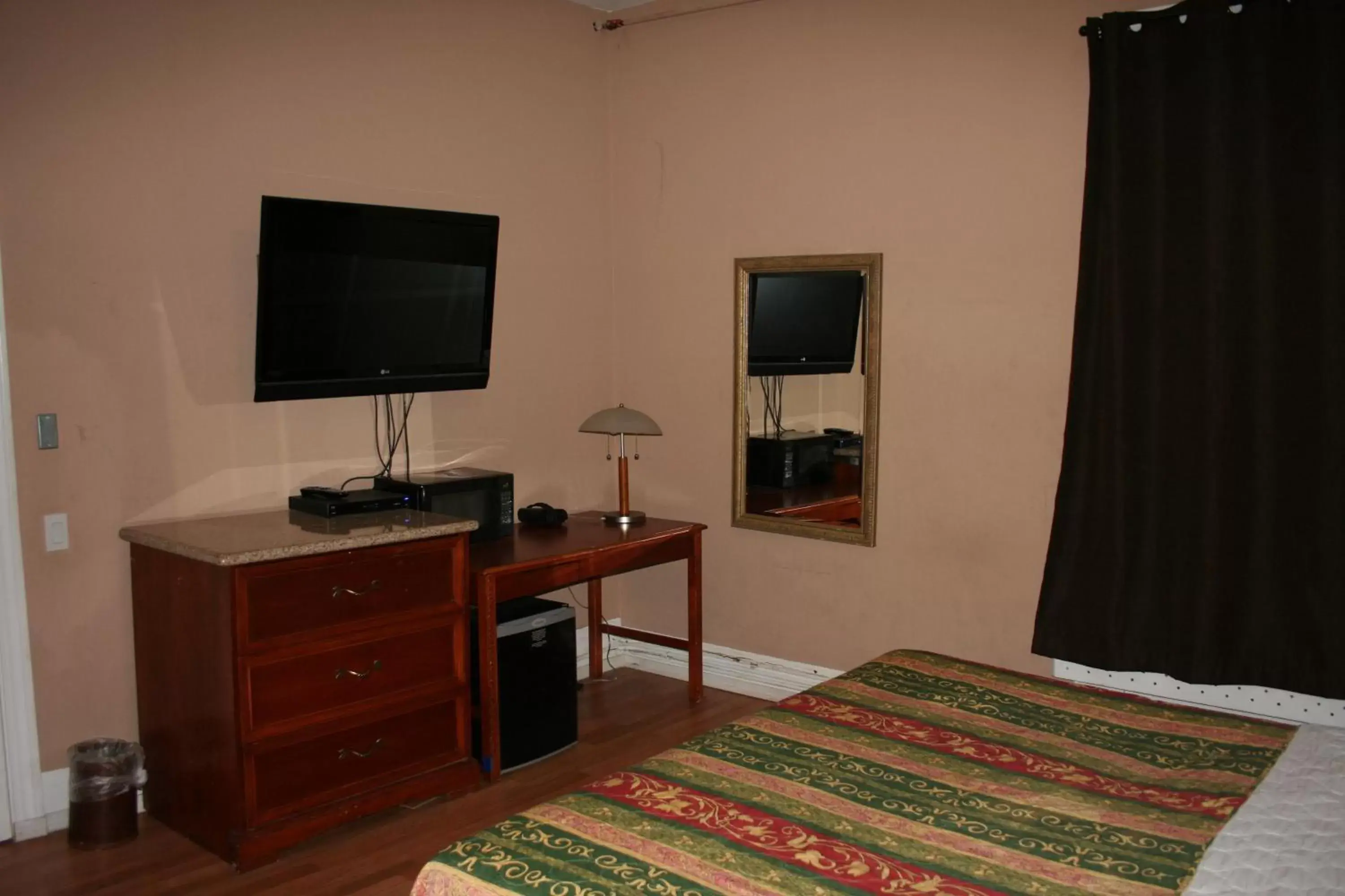 Bed, TV/Entertainment Center in Europa Hotel