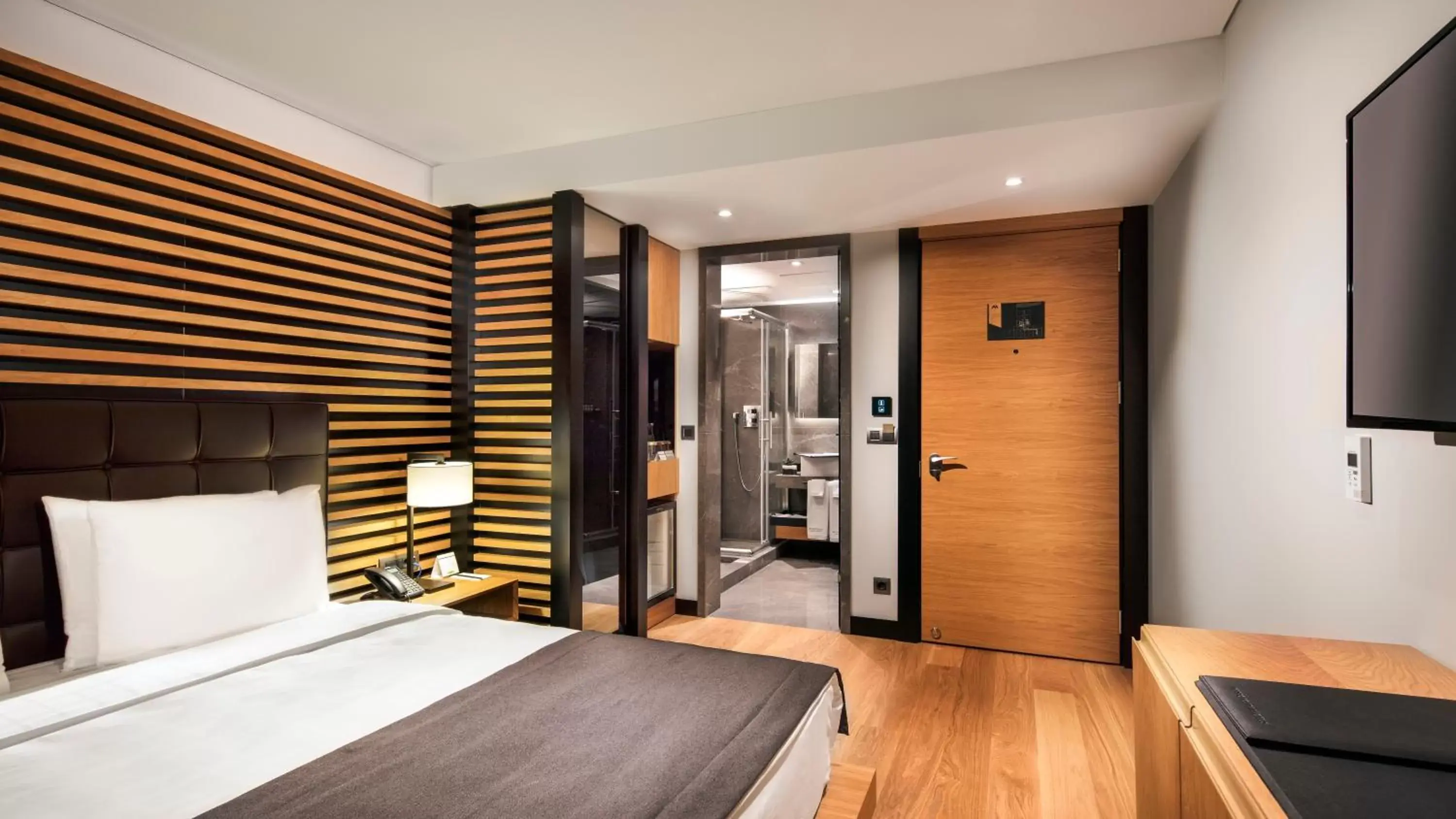 Bathroom, Bed in Metropolitan Hotels Bosphorus
