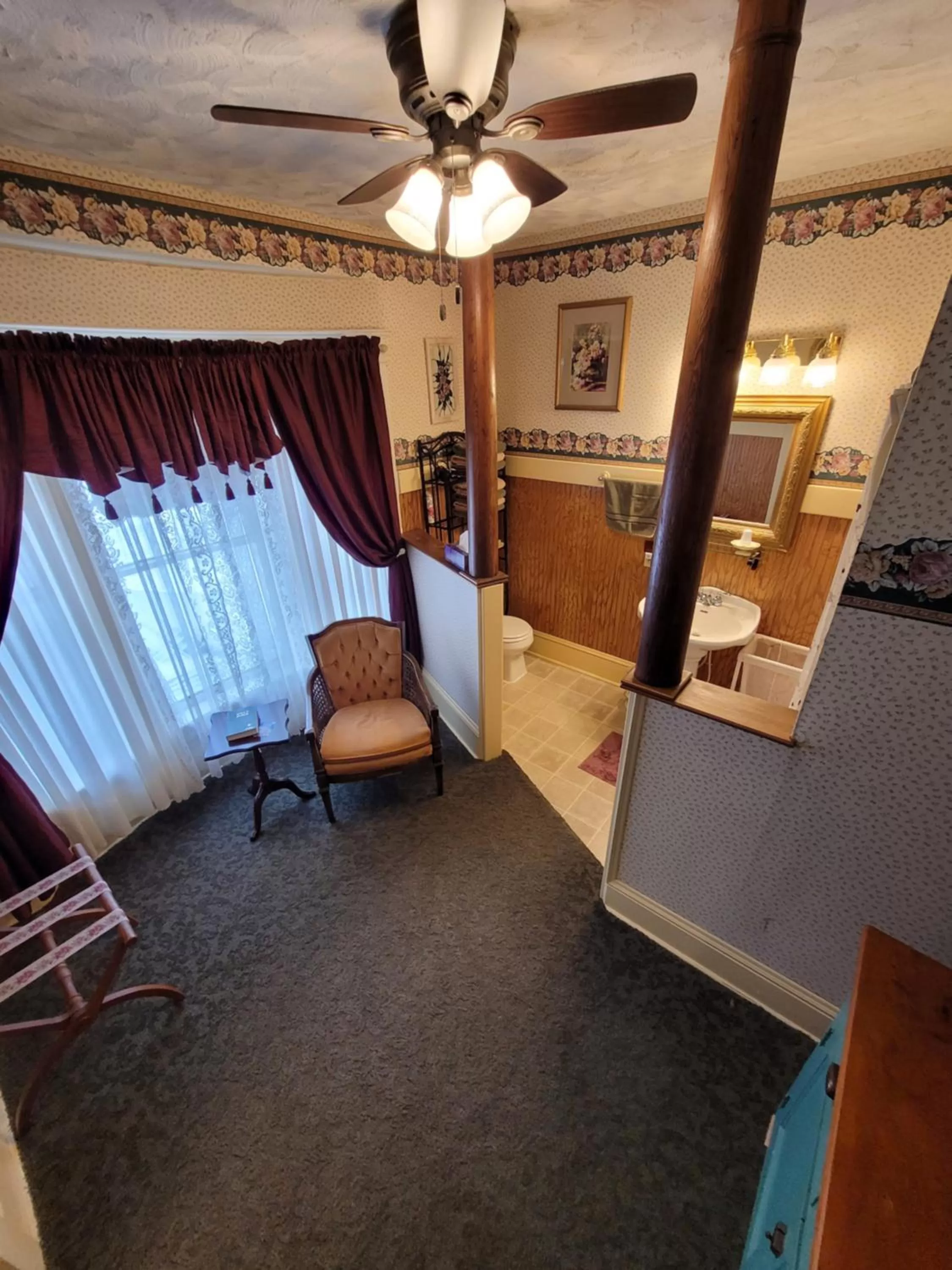 Bathroom in Prairie House Manor Bed and Breakfast