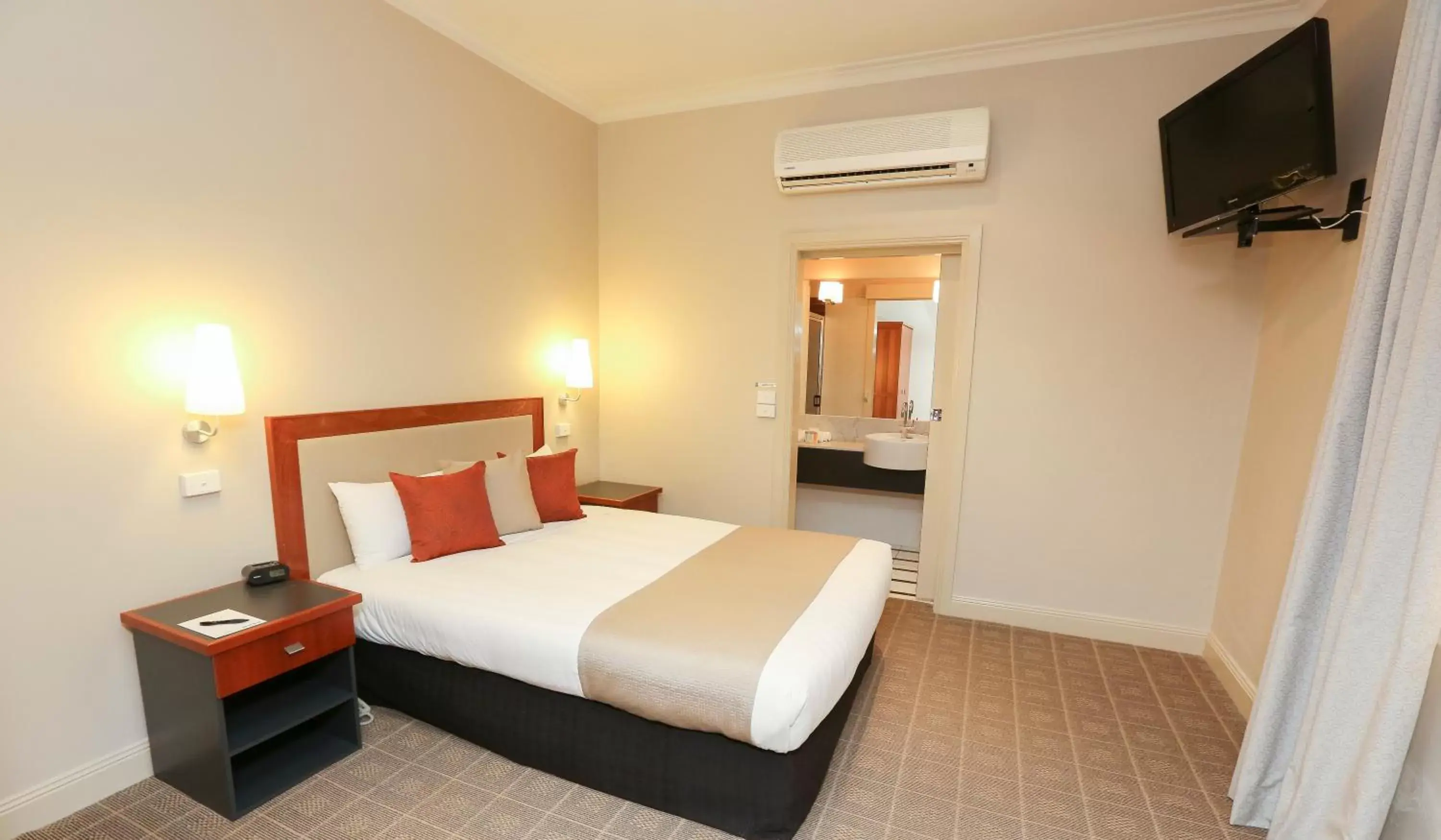 Bed in Quality Hotel Mildura Grand
