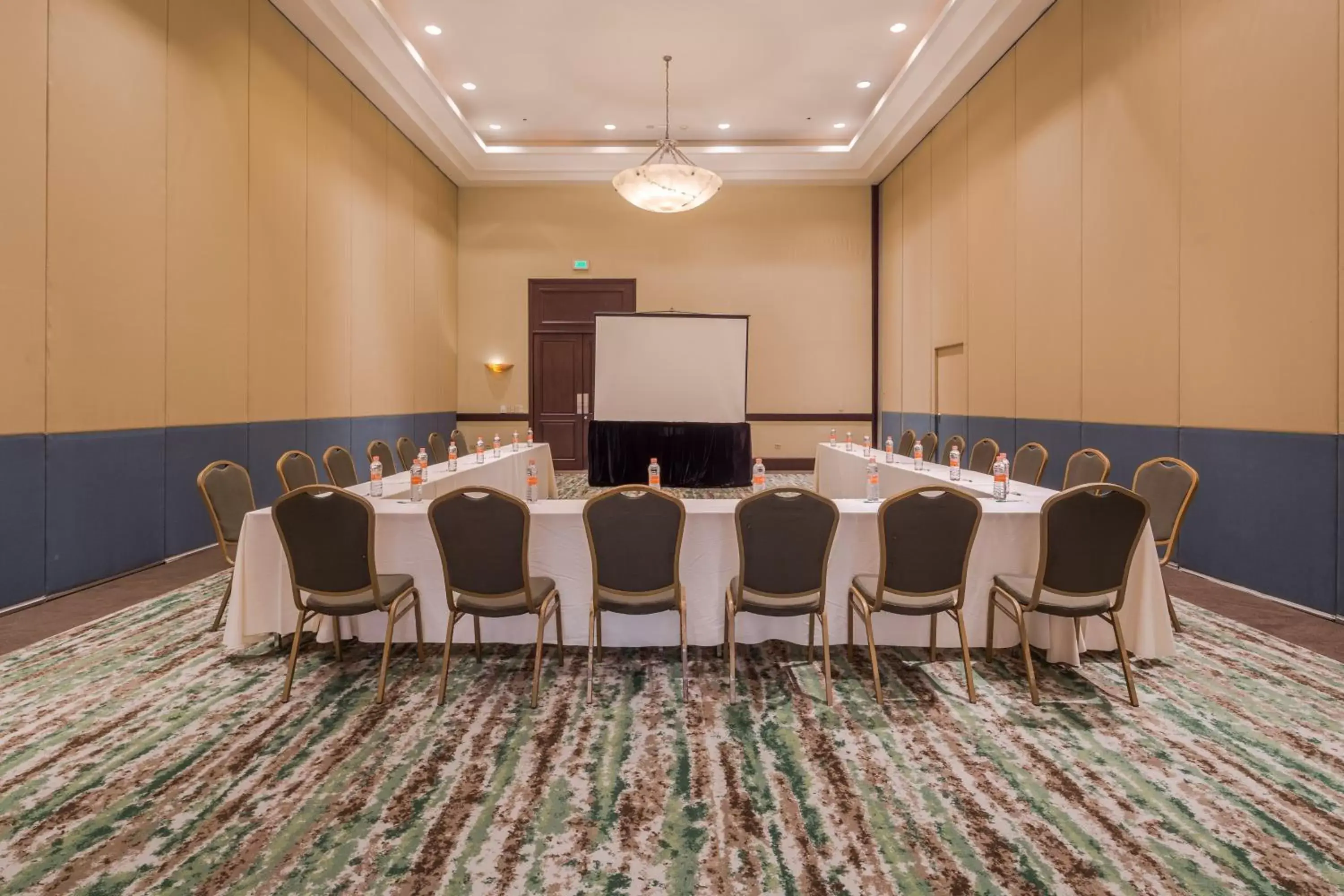 Meeting/conference room in Holiday Inn Monterrey Valle, an IHG Hotel