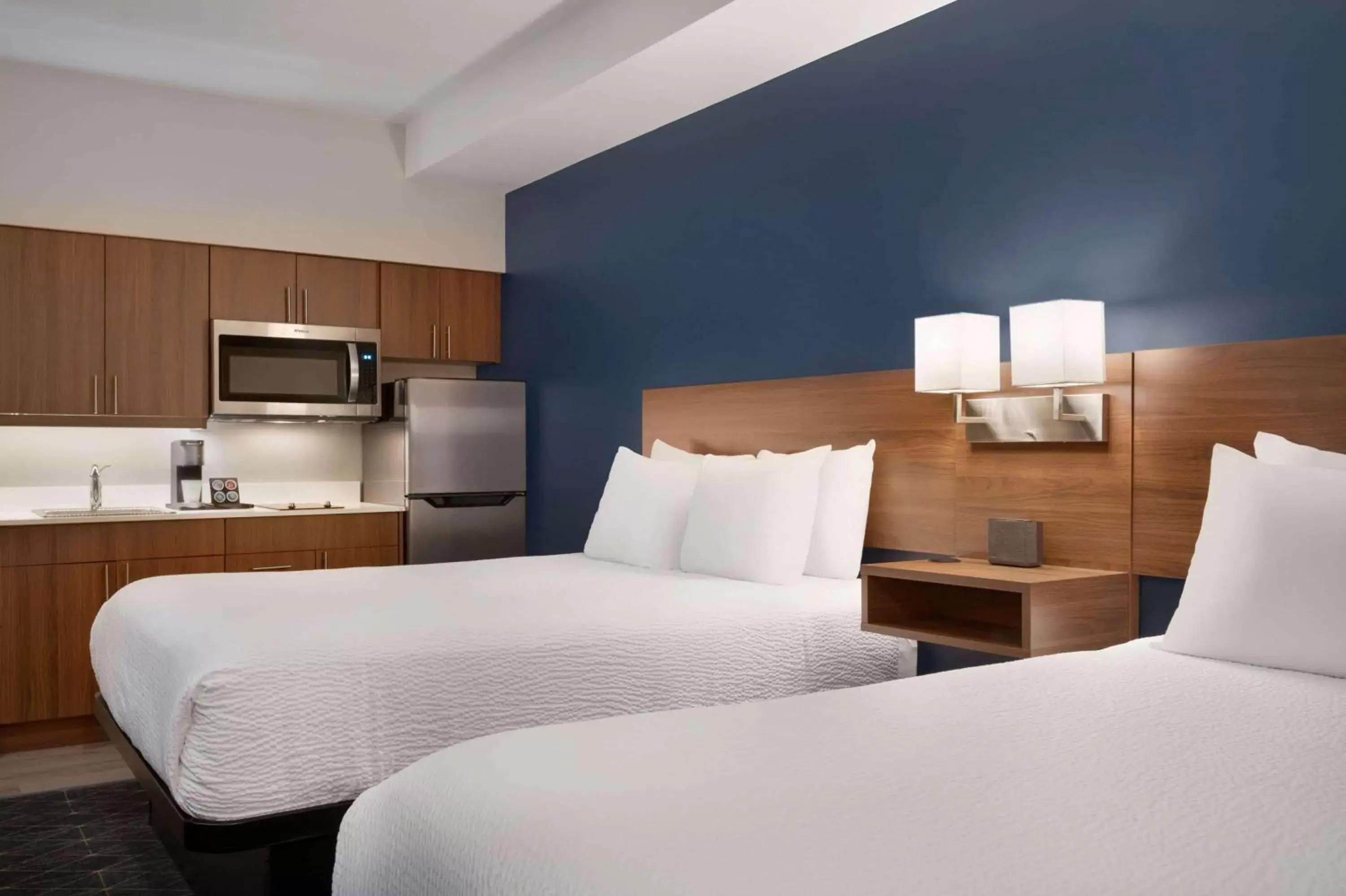 Photo of the whole room, Bed in Microtel Inn & Suites by Wyndham Kelowna