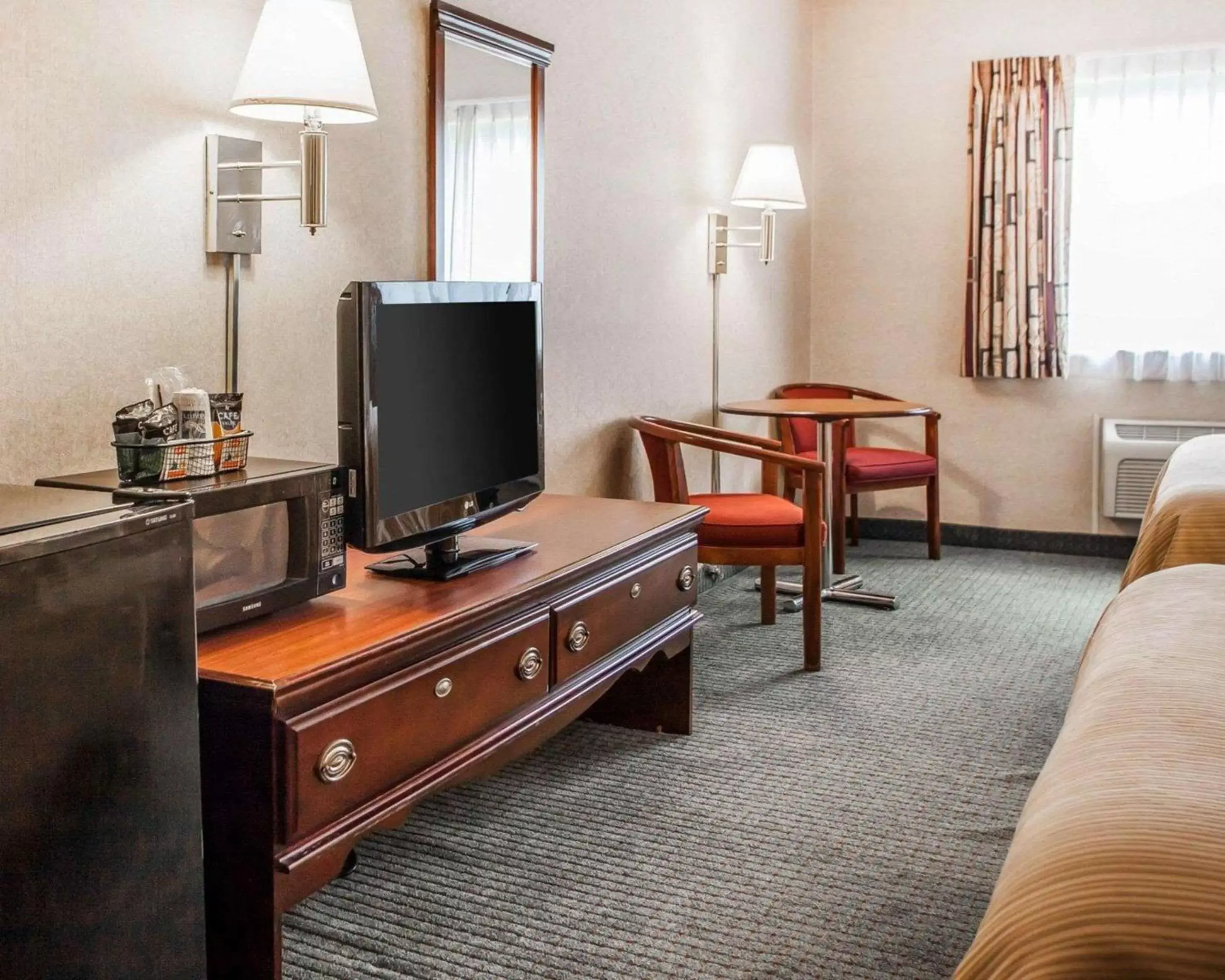 Photo of the whole room, TV/Entertainment Center in Quality Inn Beloit